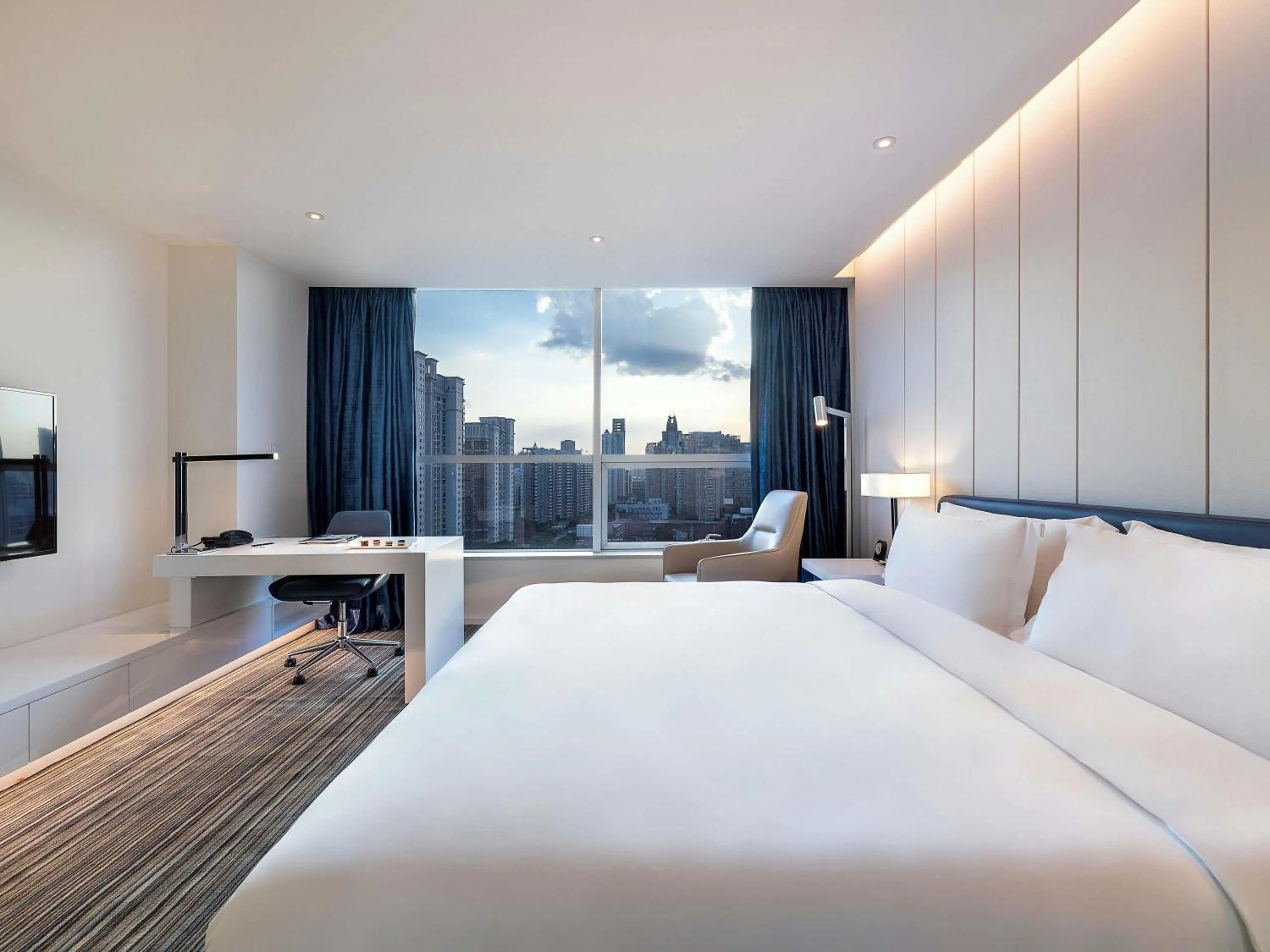 Bedroom, Bed in Grand Mercure Shanghai Century Park