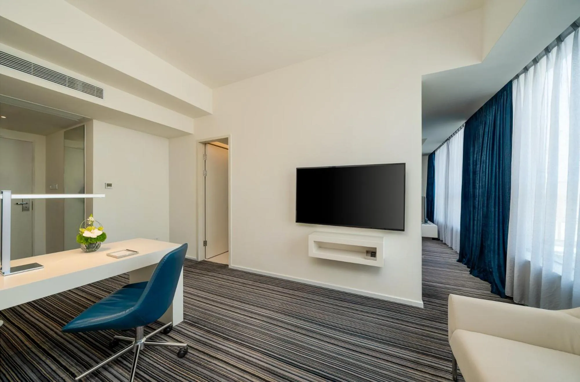 Photo of the whole room in Grand Mercure Shanghai Century Park