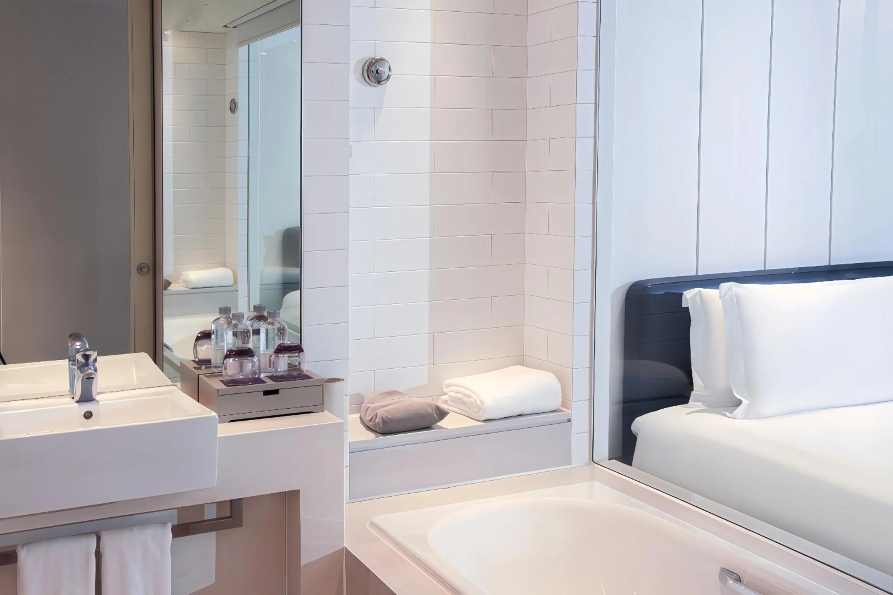 Photo of the whole room, Bed in Grand Mercure Shanghai Century Park