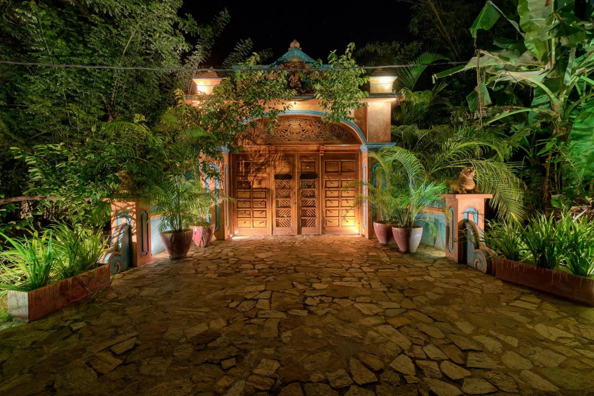 Facade/entrance in D Canal House