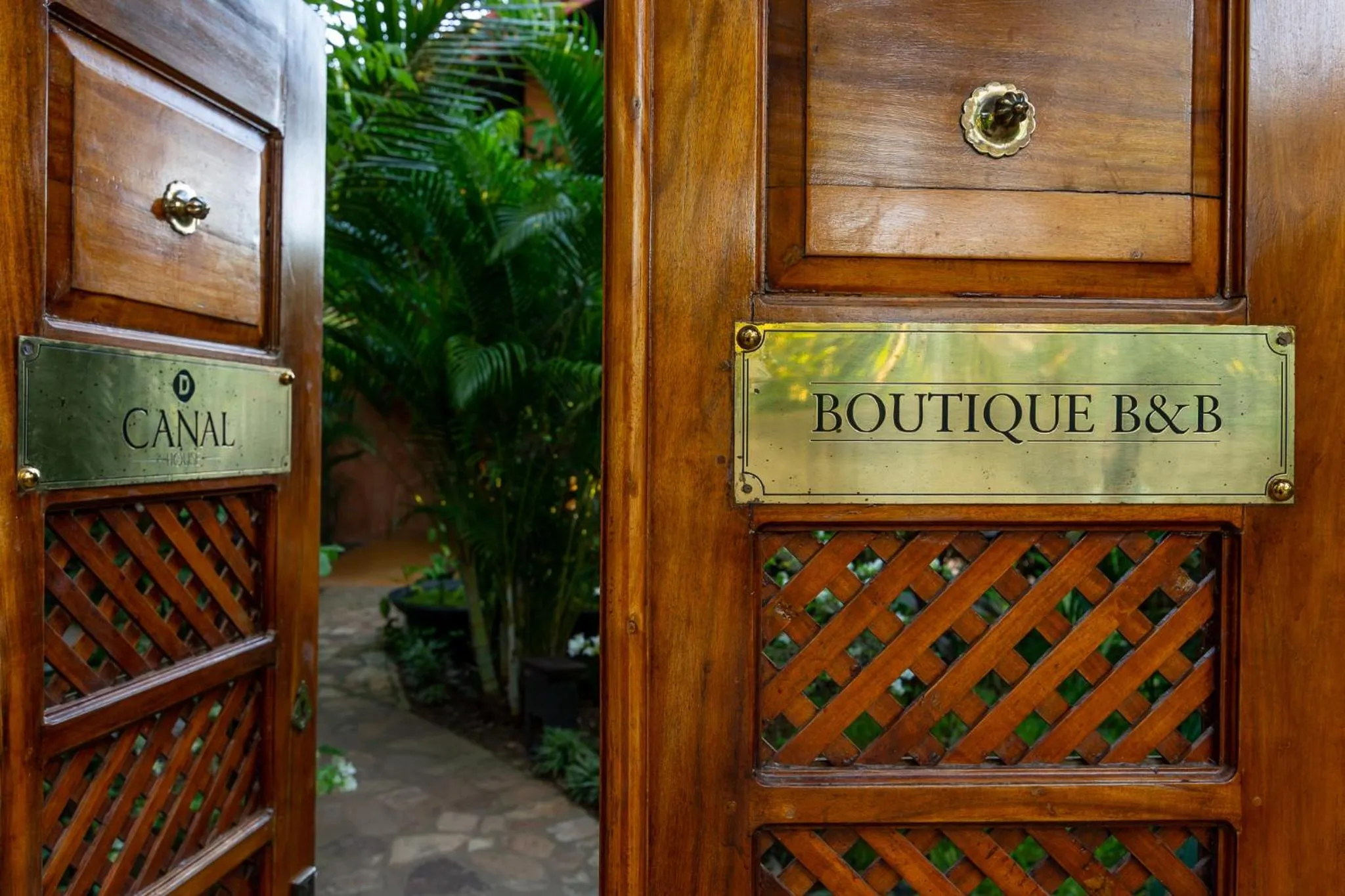 Facade/entrance in D Canal House