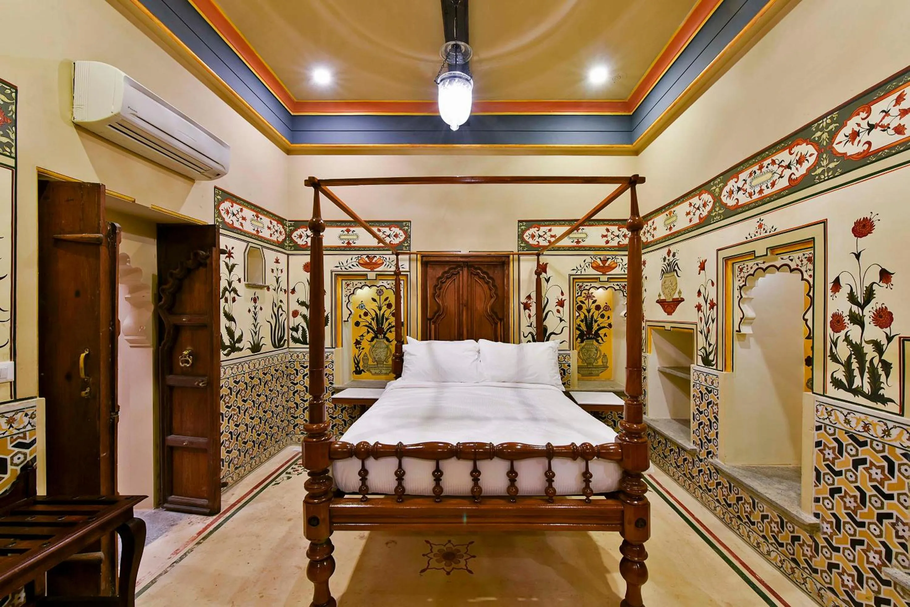 Photo of the whole room, Bed in Gogunda Palace