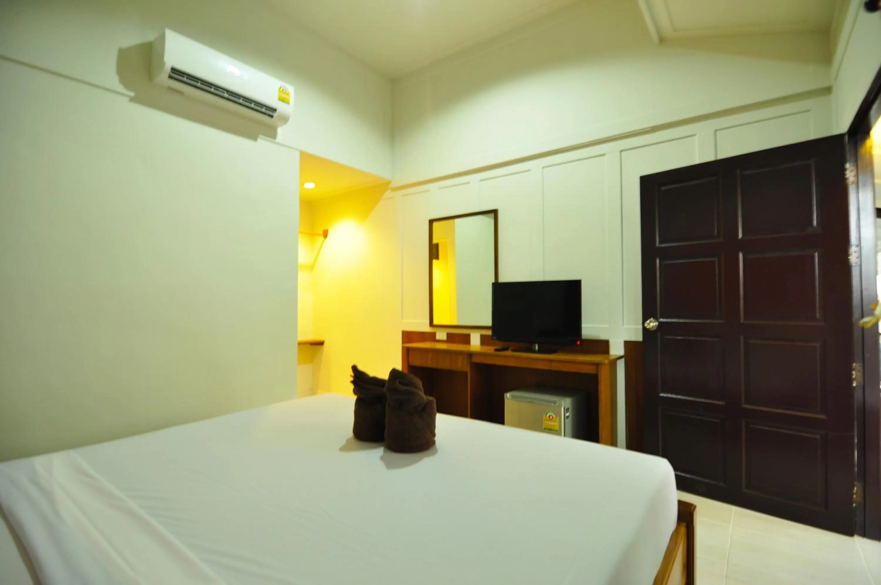 Photo of the whole room, Bed in Phi Phi Twin Palms Bungalow