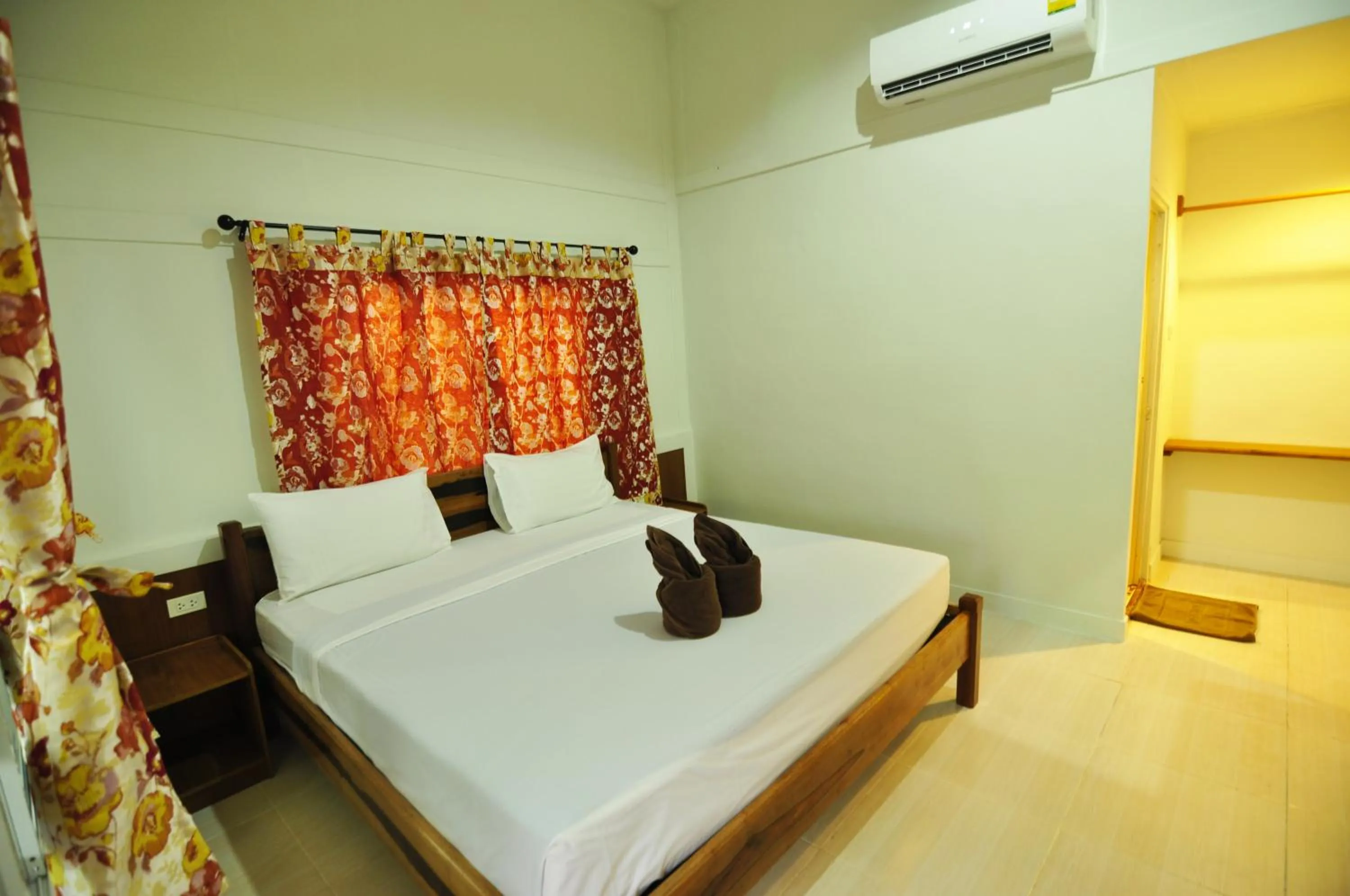 Photo of the whole room, Bed in Phi Phi Twin Palms Bungalow