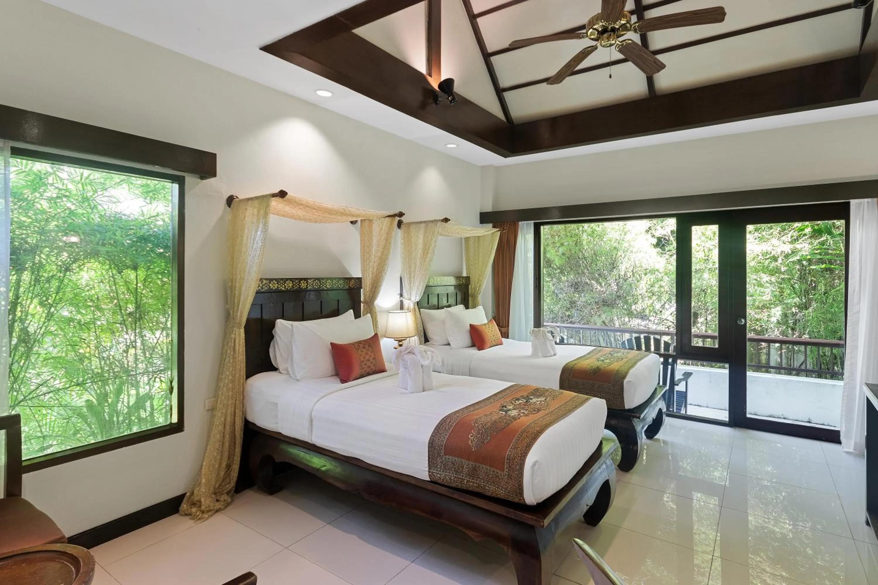 Bed in Diamond Cottage Resort & Spa