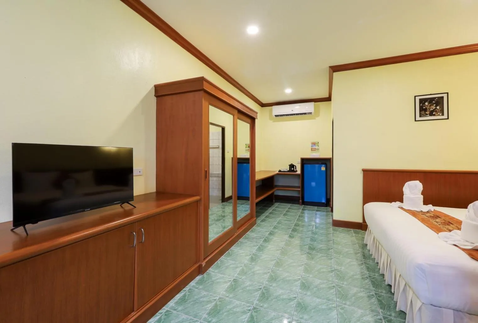 Bedroom, Bed in The Golddiggers Resort