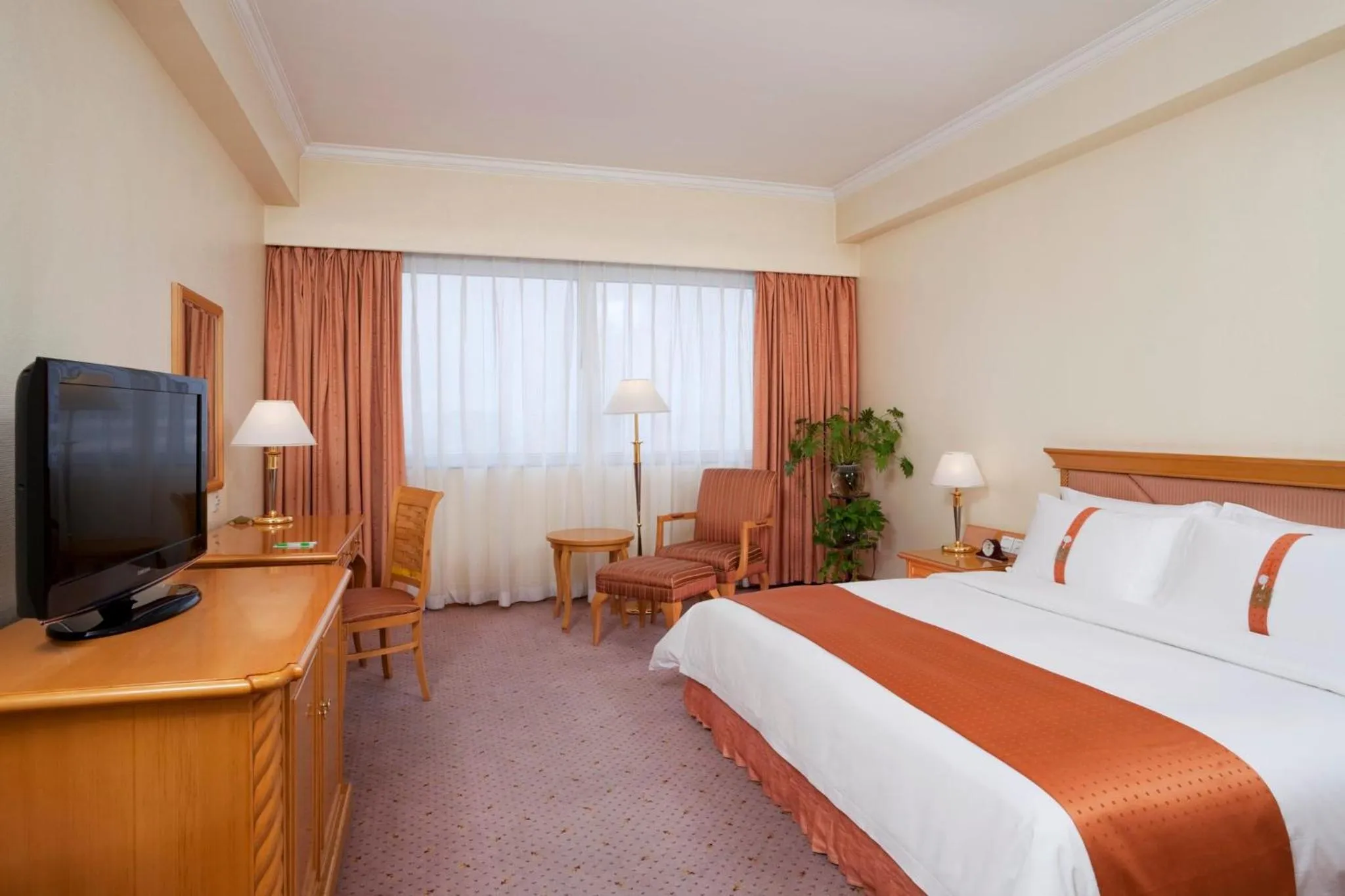 Photo of the whole room, Bed in Holiday Inn Beijing Chang An West by IHG