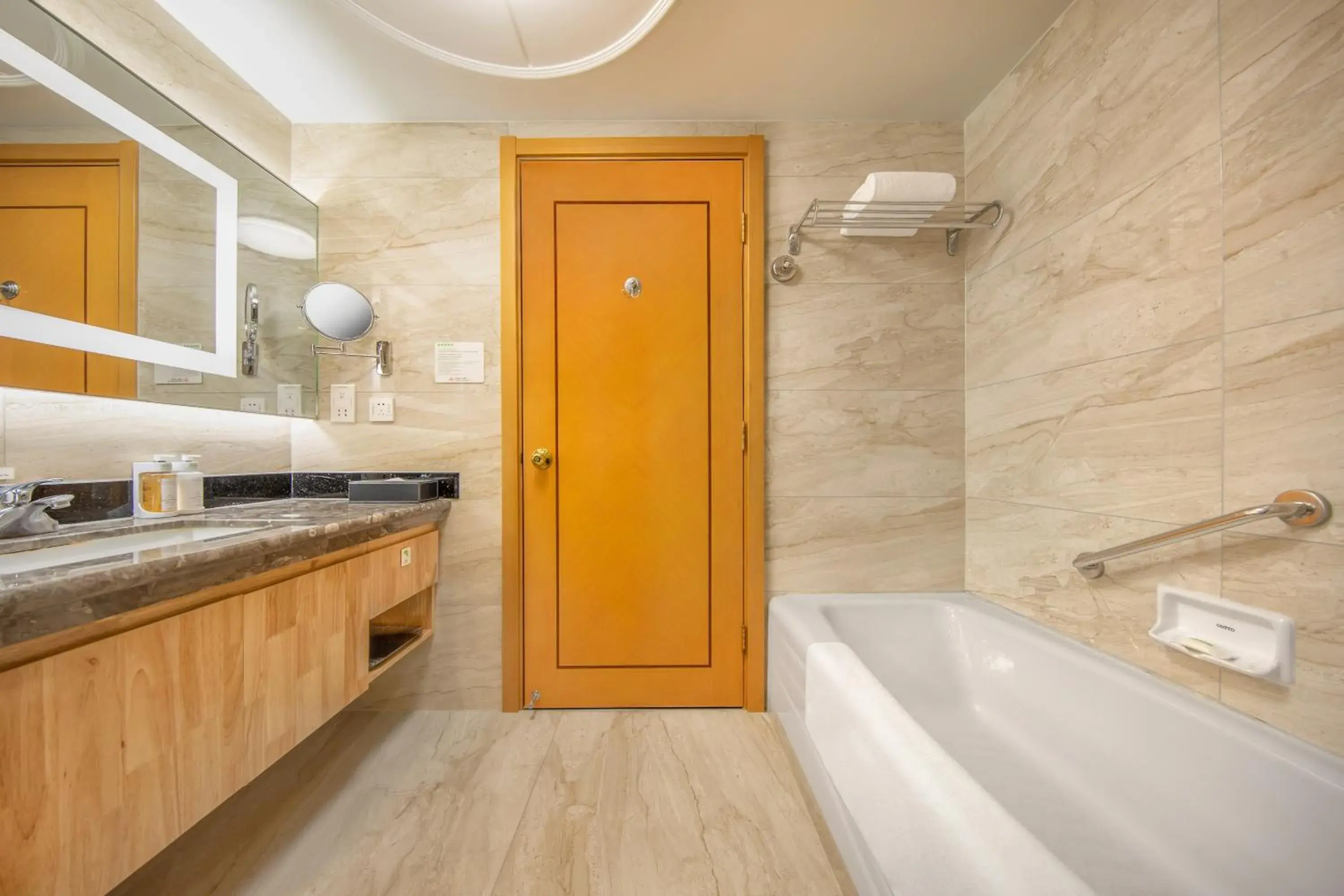 Premium King Room in Holiday Inn Beijing Chang An West by IHG Premium King Room in Holiday Inn Beijing Chang An West by IHG