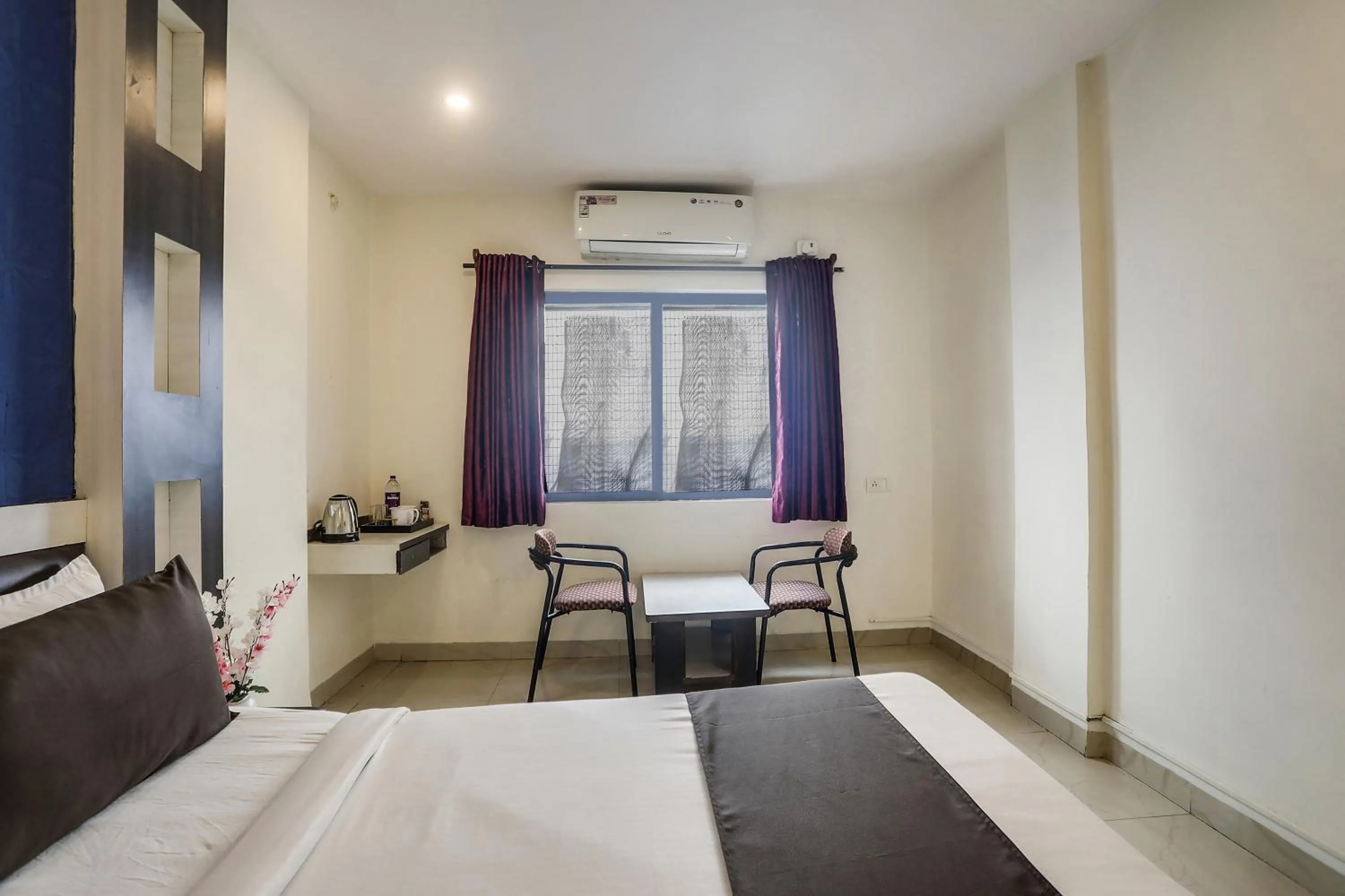 Bedroom, Bed in Super Capital O Prestige