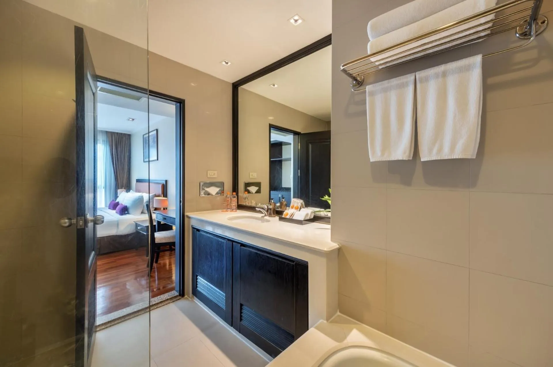 Toilet in Bandara Suites Silom, Bangkok