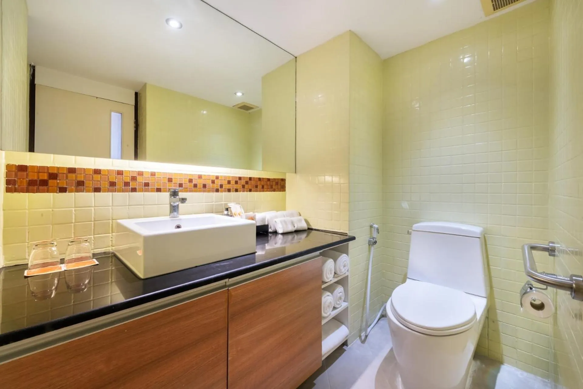 Toilet in Bandara Suites Silom, Bangkok