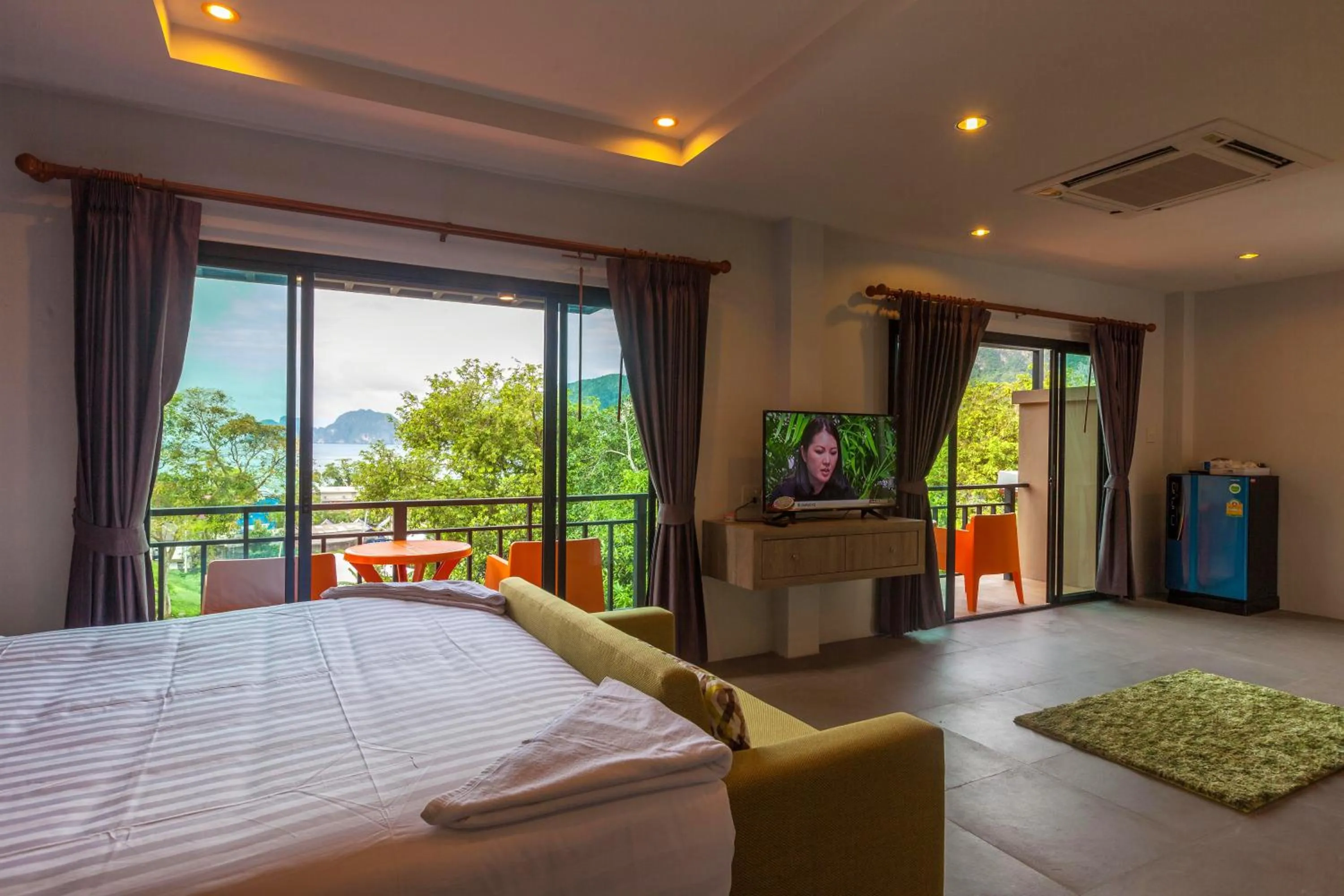 Bed in Phi Phi Top View Resort