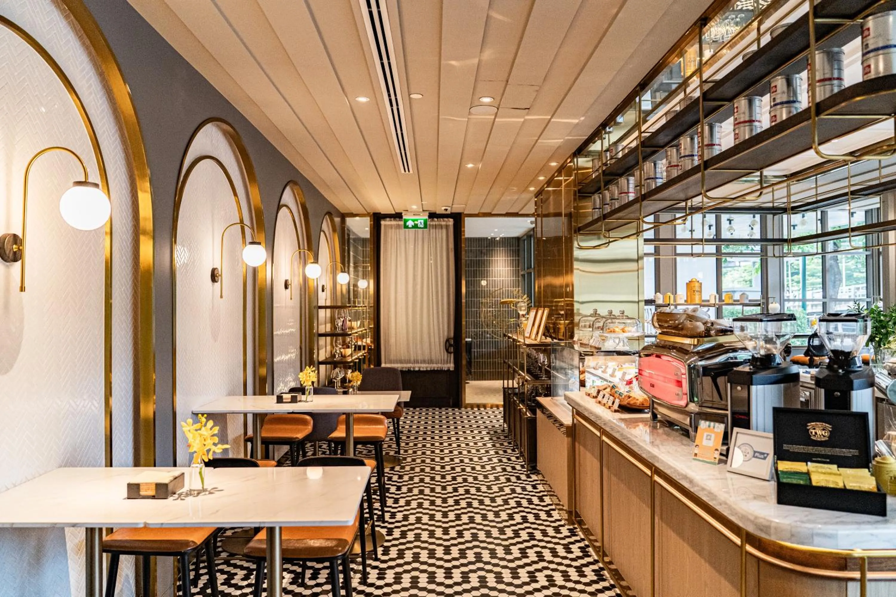 Restaurant/places to eat in Montien Hotel Surawong Bangkok