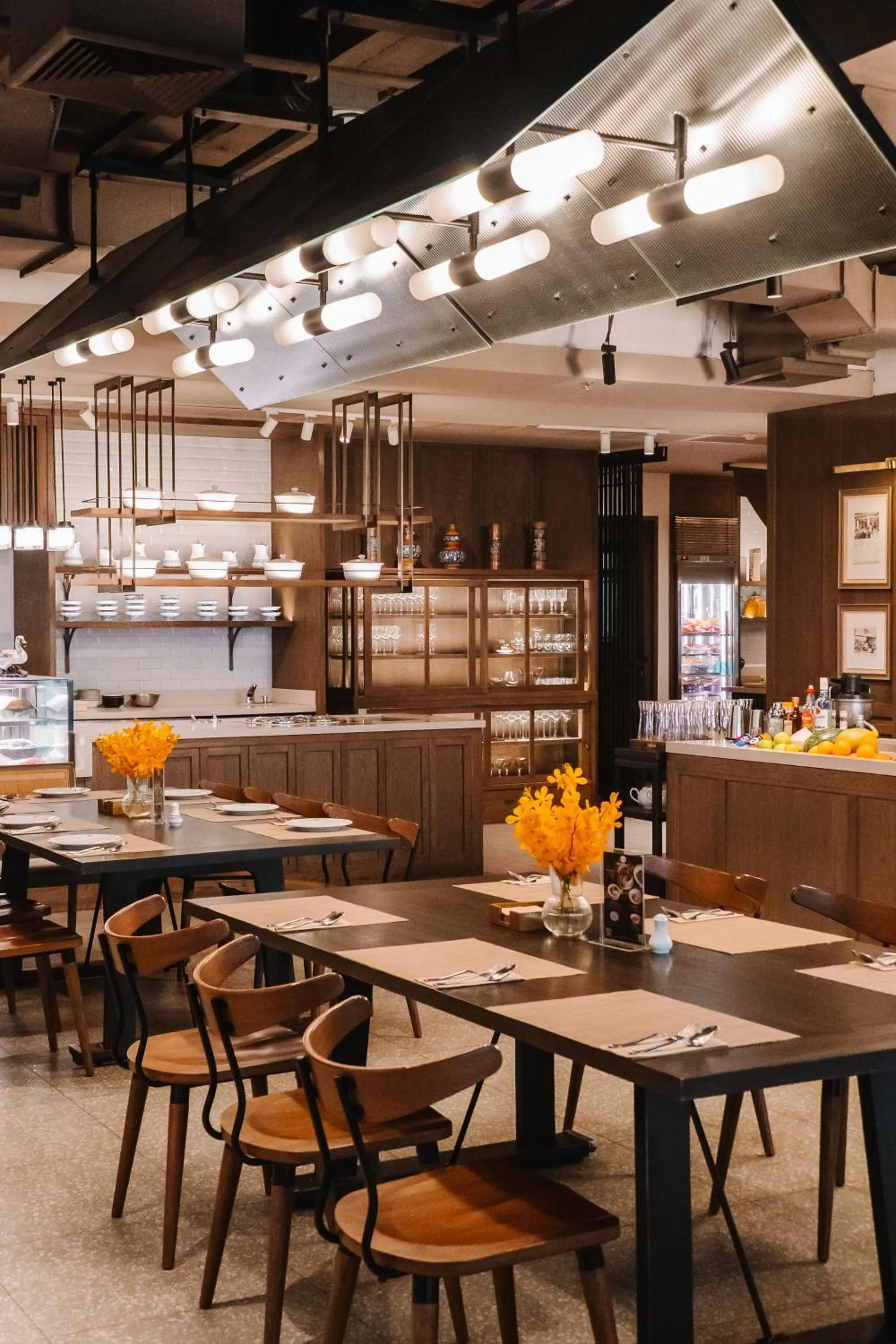 Restaurant/places to eat in Montien Hotel Surawong Bangkok