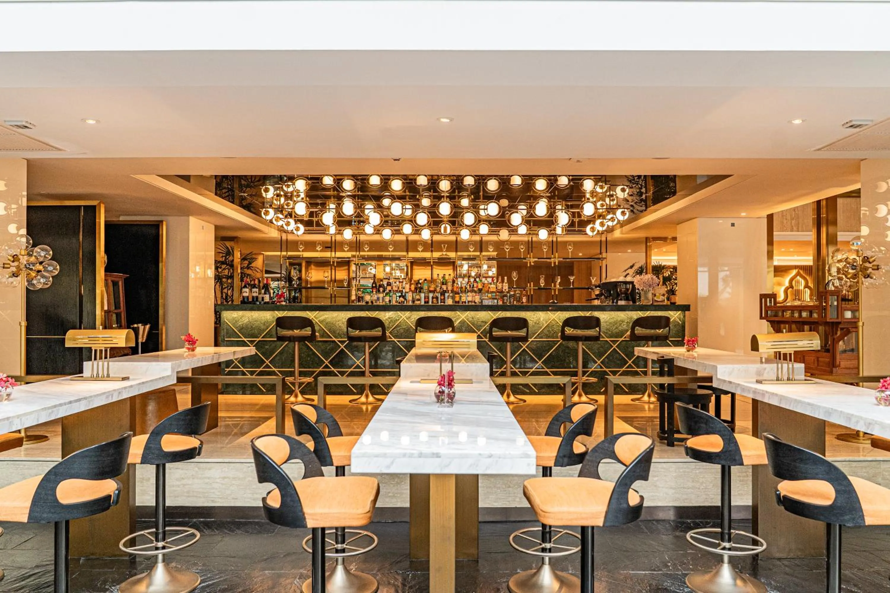 Restaurant/places to eat in Montien Hotel Surawong Bangkok