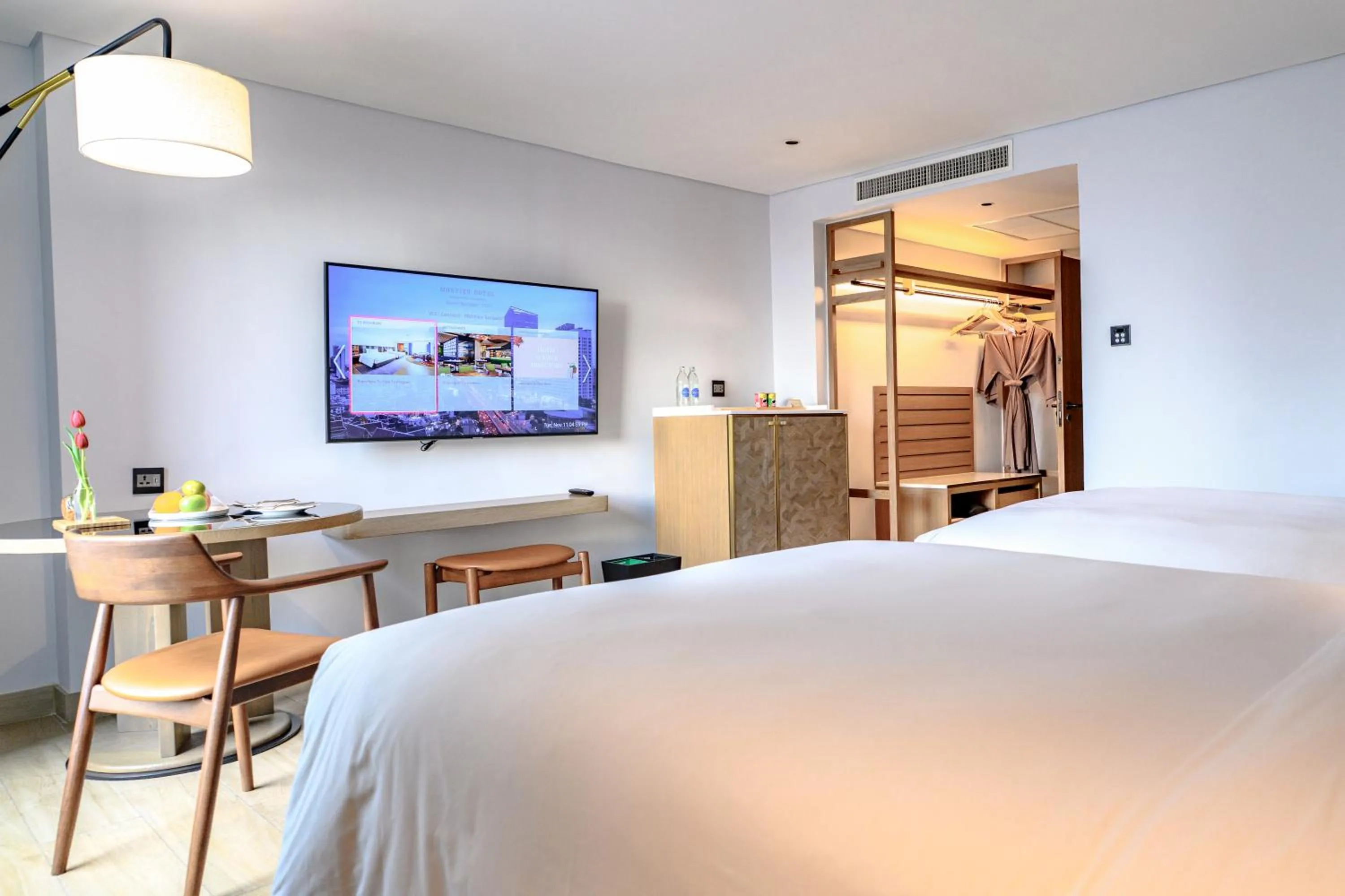 Communal lounge/ TV room, Bed in Montien Hotel Surawong Bangkok