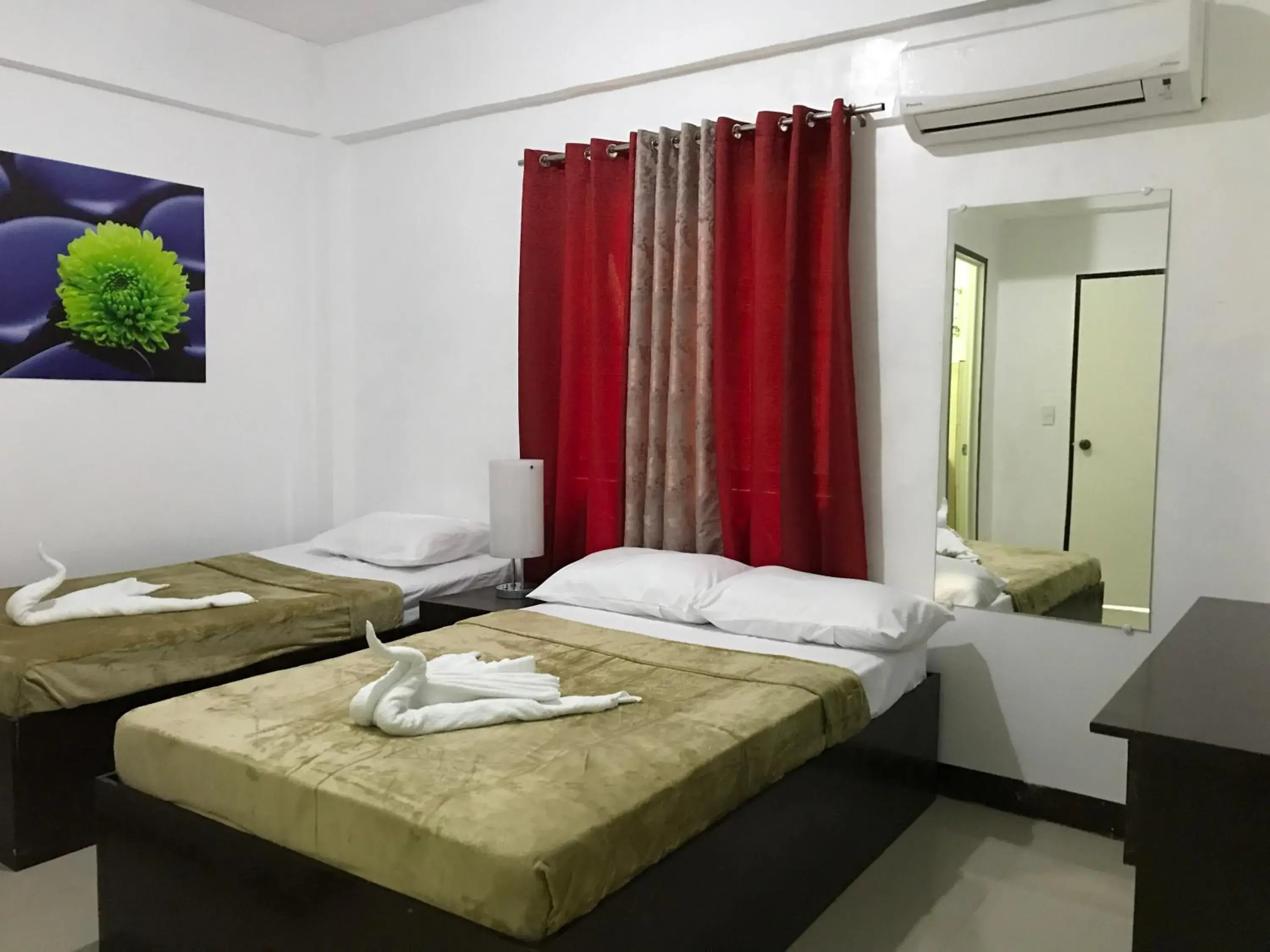 Triple Room with Bathroom in 4C's Tourist Lodge Triple Room with Bathroom in 4C's Tourist Lodge