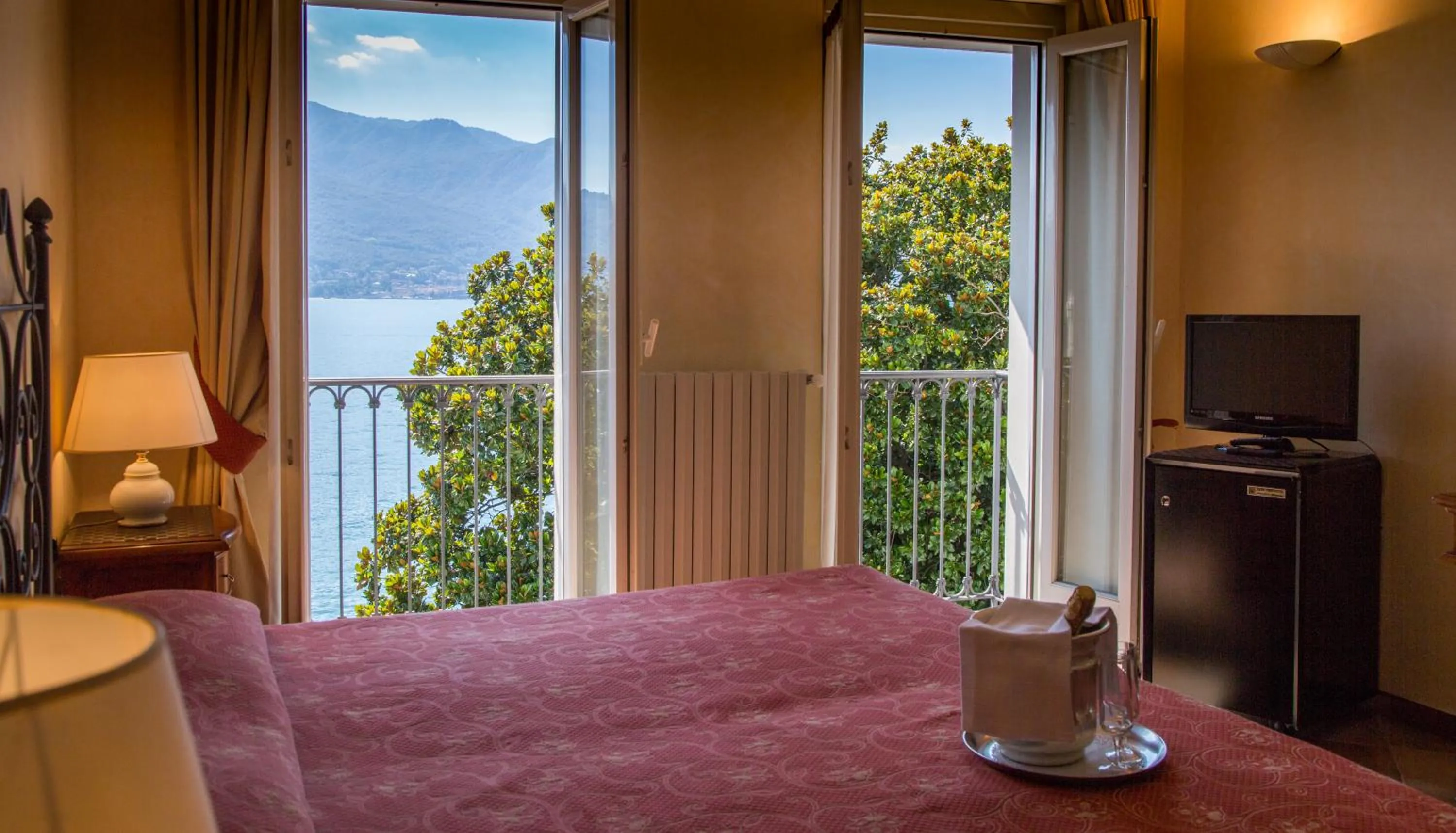 Lake view, Bed in Hotel Aquadolce