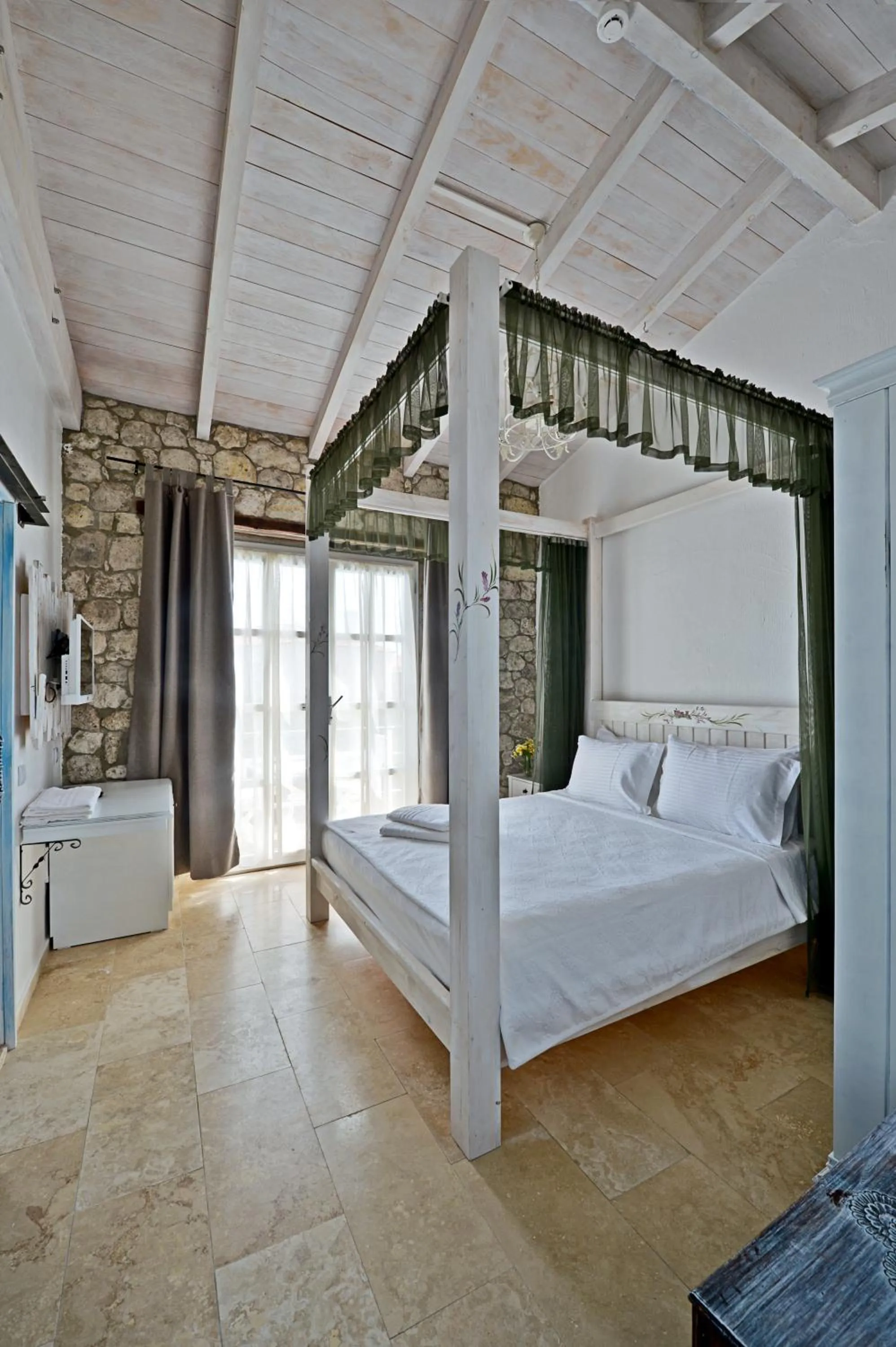 Photo of the whole room, Bed in Bay C