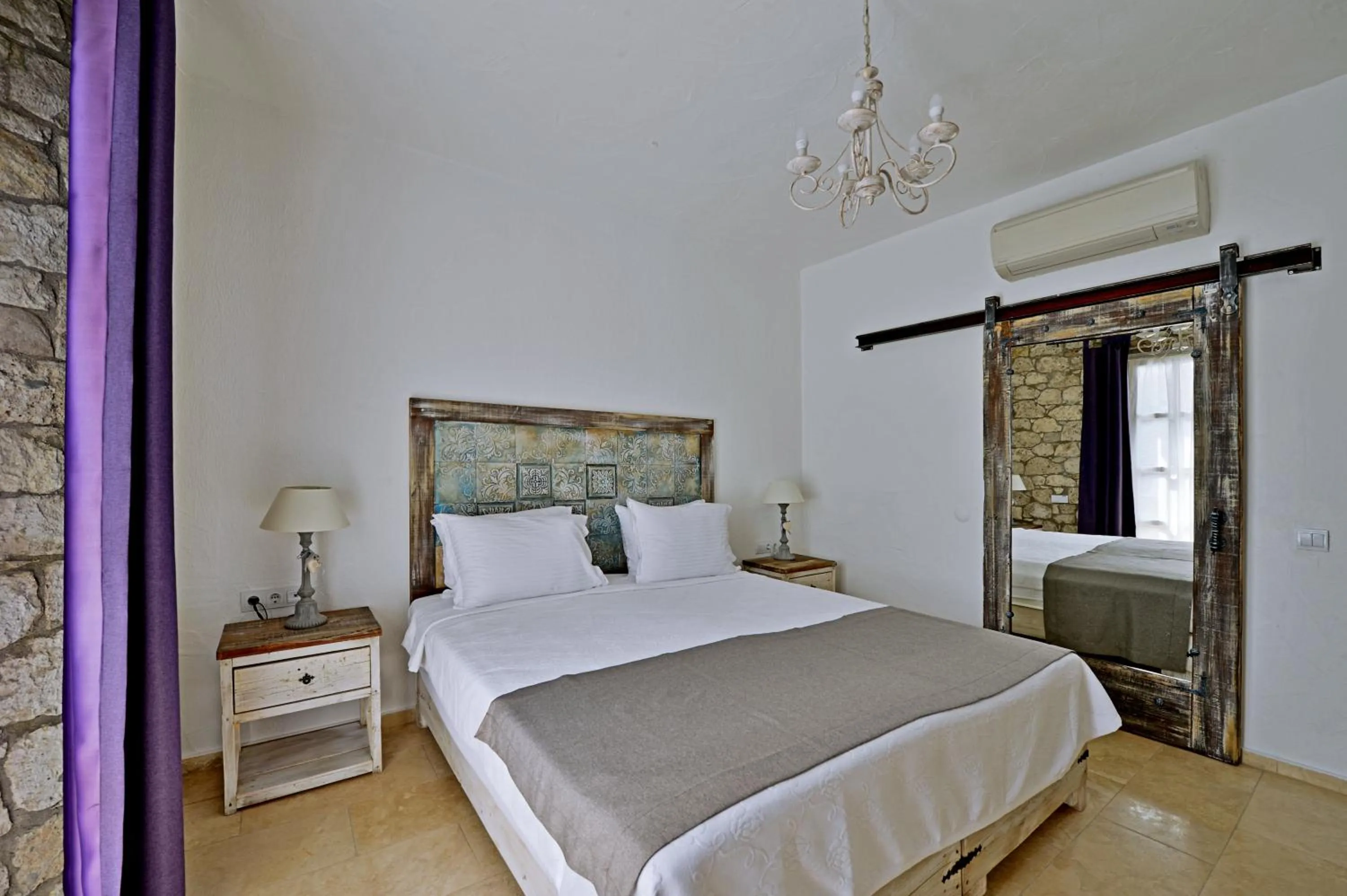 Photo of the whole room, Bed in Bay C