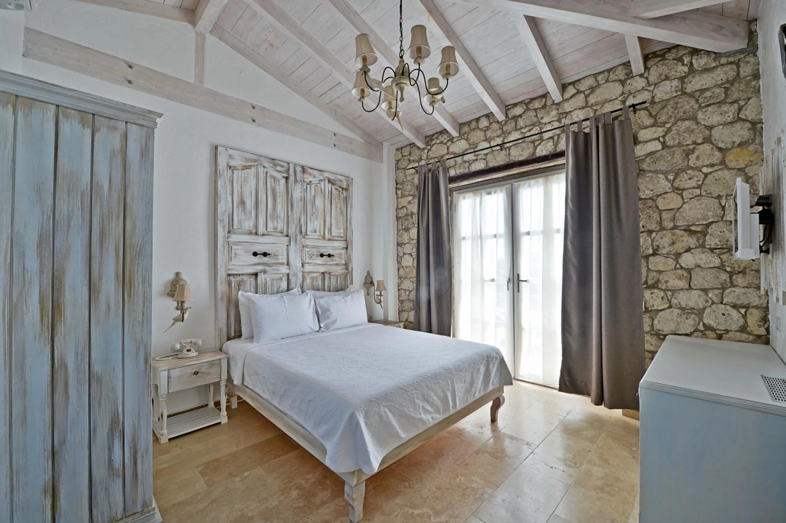 Photo of the whole room, Bed in Bay C