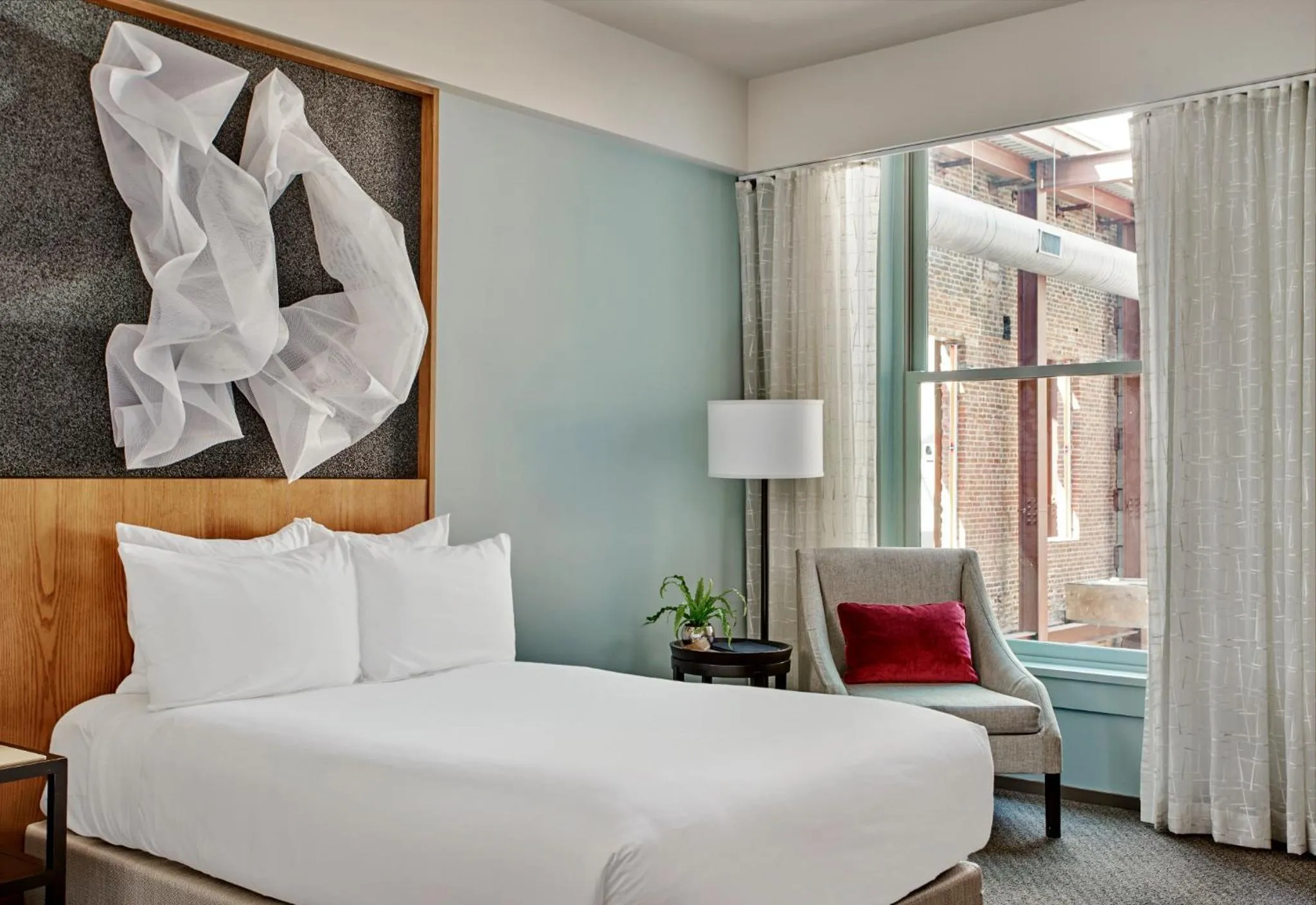 Photo of the whole room, Bed in 21c Museum Hotel Louisville