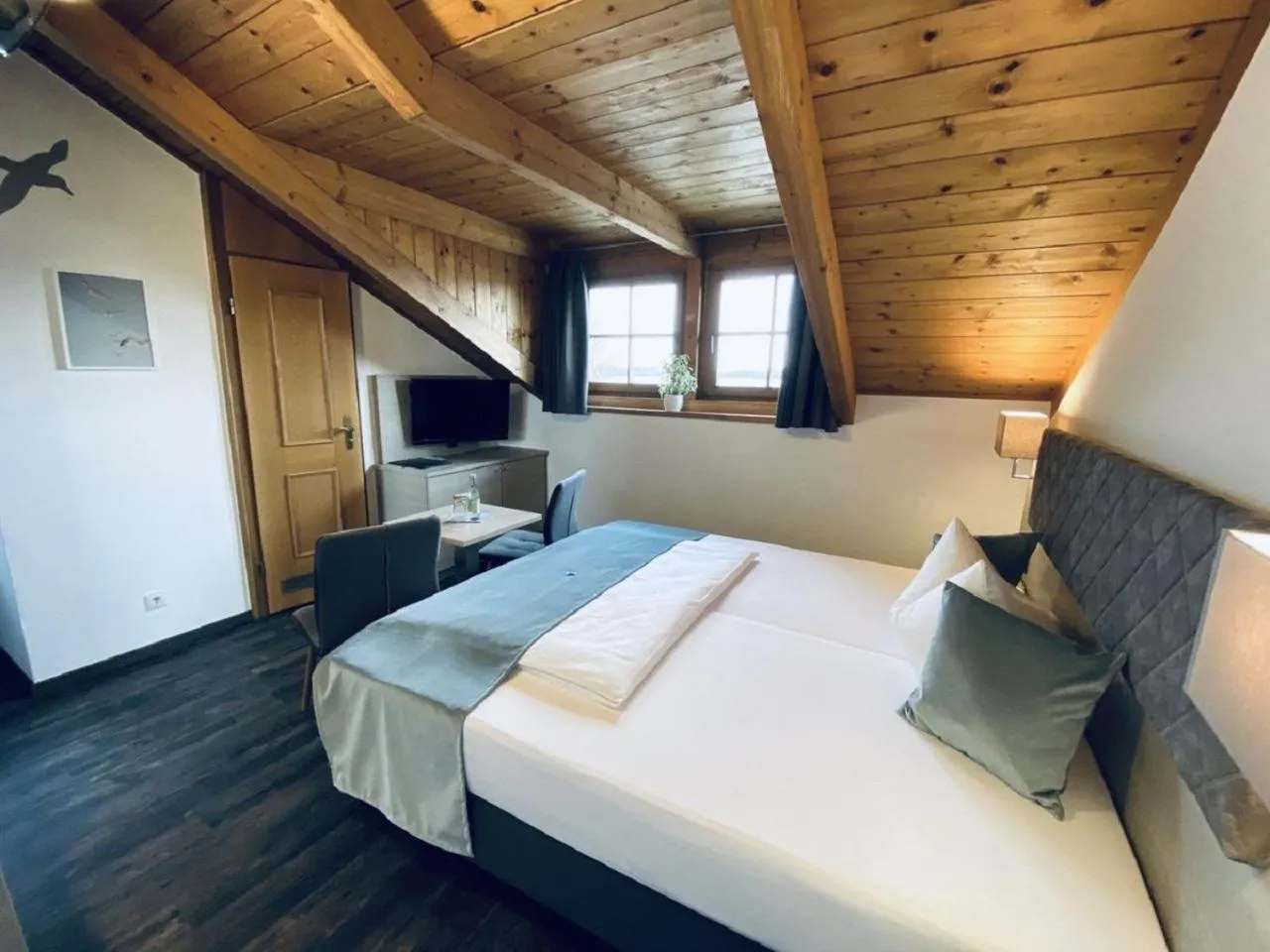 Photo of the whole room, Bed in Hotel Garni Möwe am See