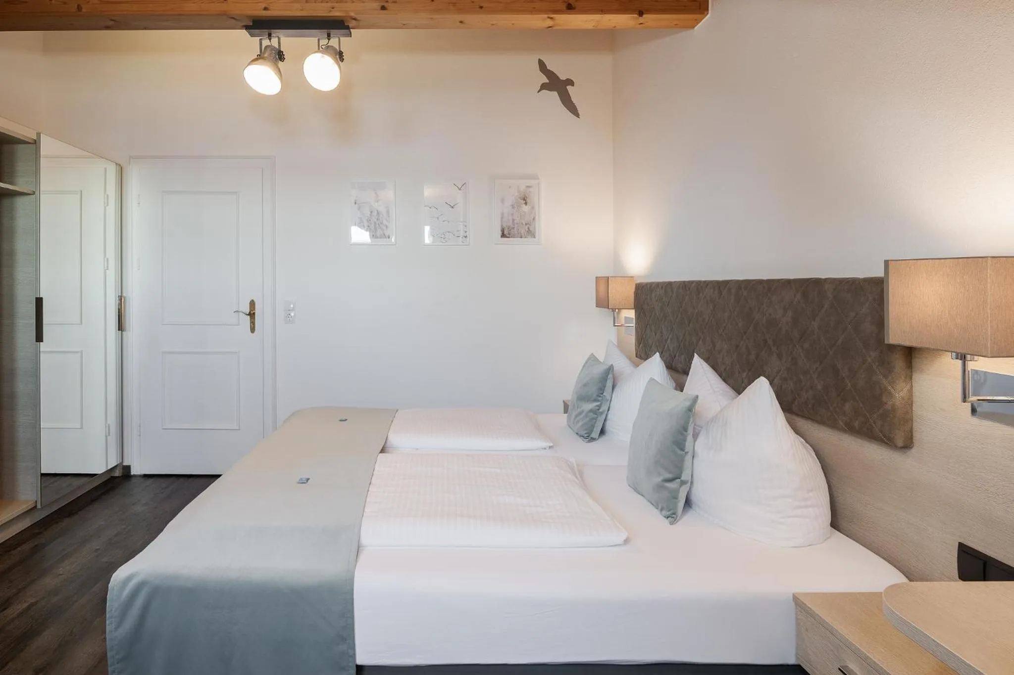 Photo of the whole room, Bed in Hotel Garni Möwe am See