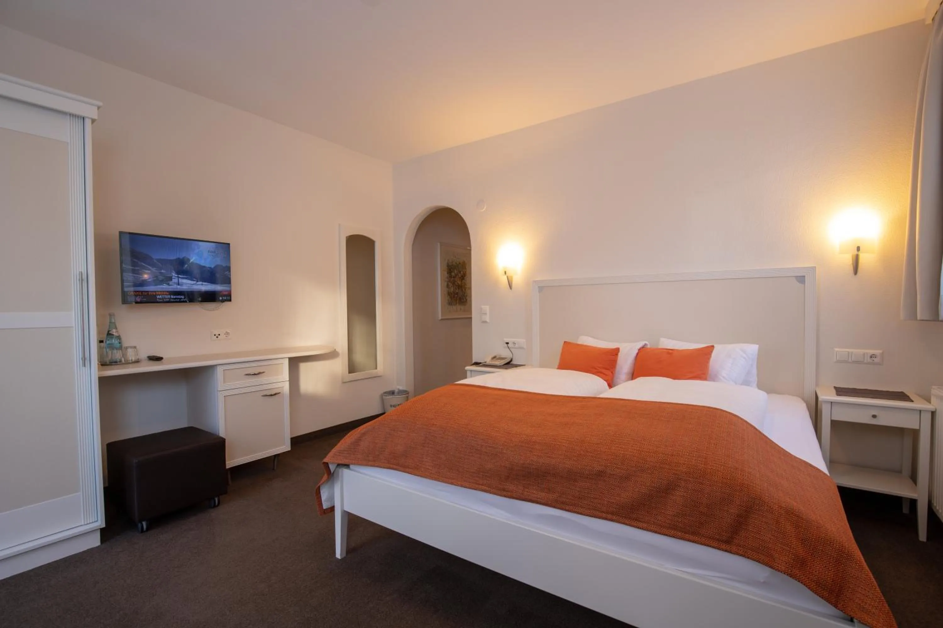 Photo of the whole room, Bed in The Hotel - himmlisch wohlfühlen