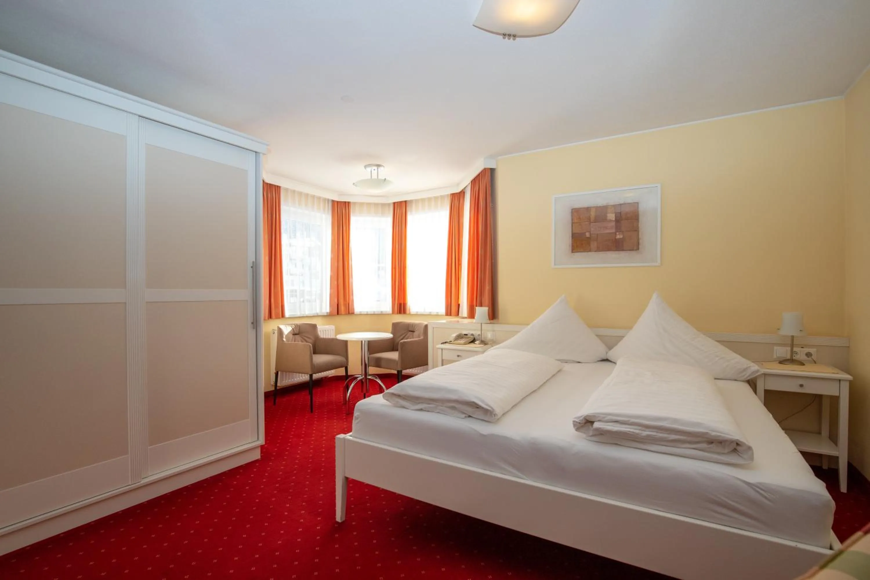 Photo of the whole room, Bed in The Hotel - himmlisch wohlfühlen