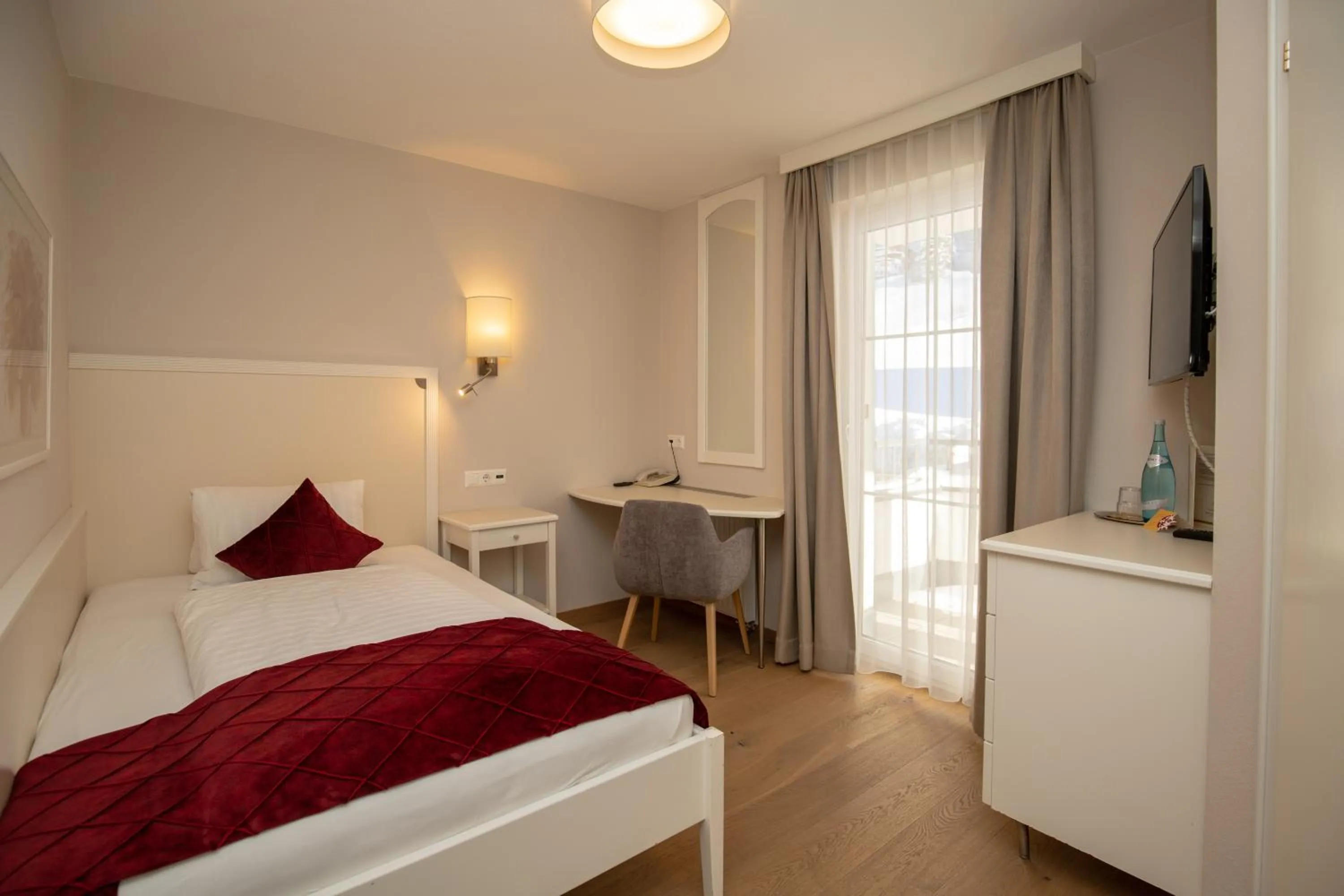 Photo of the whole room, Bed in The Hotel - himmlisch wohlfühlen