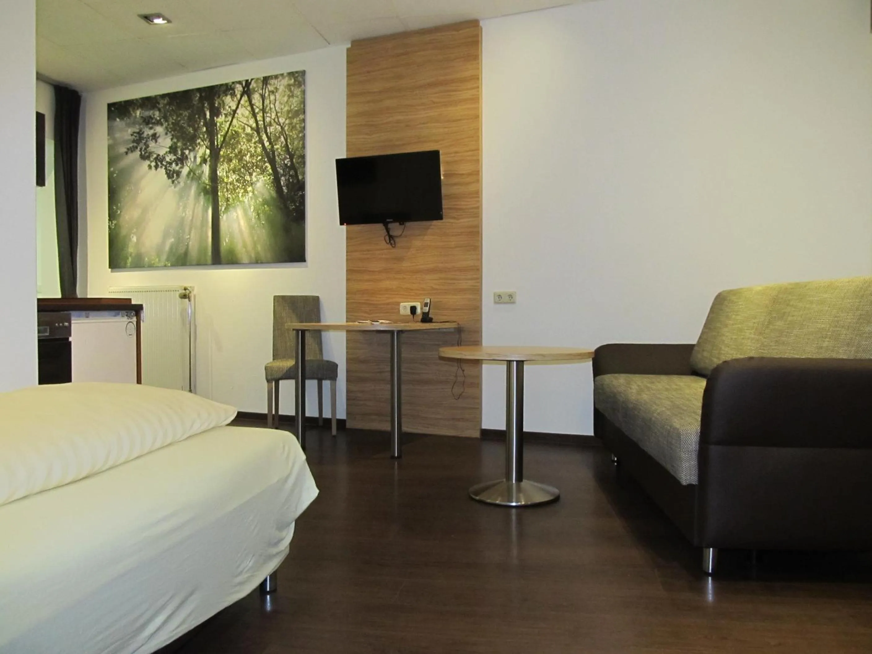 Photo of the whole room, Bed in Zum Treppche Hotel Garni