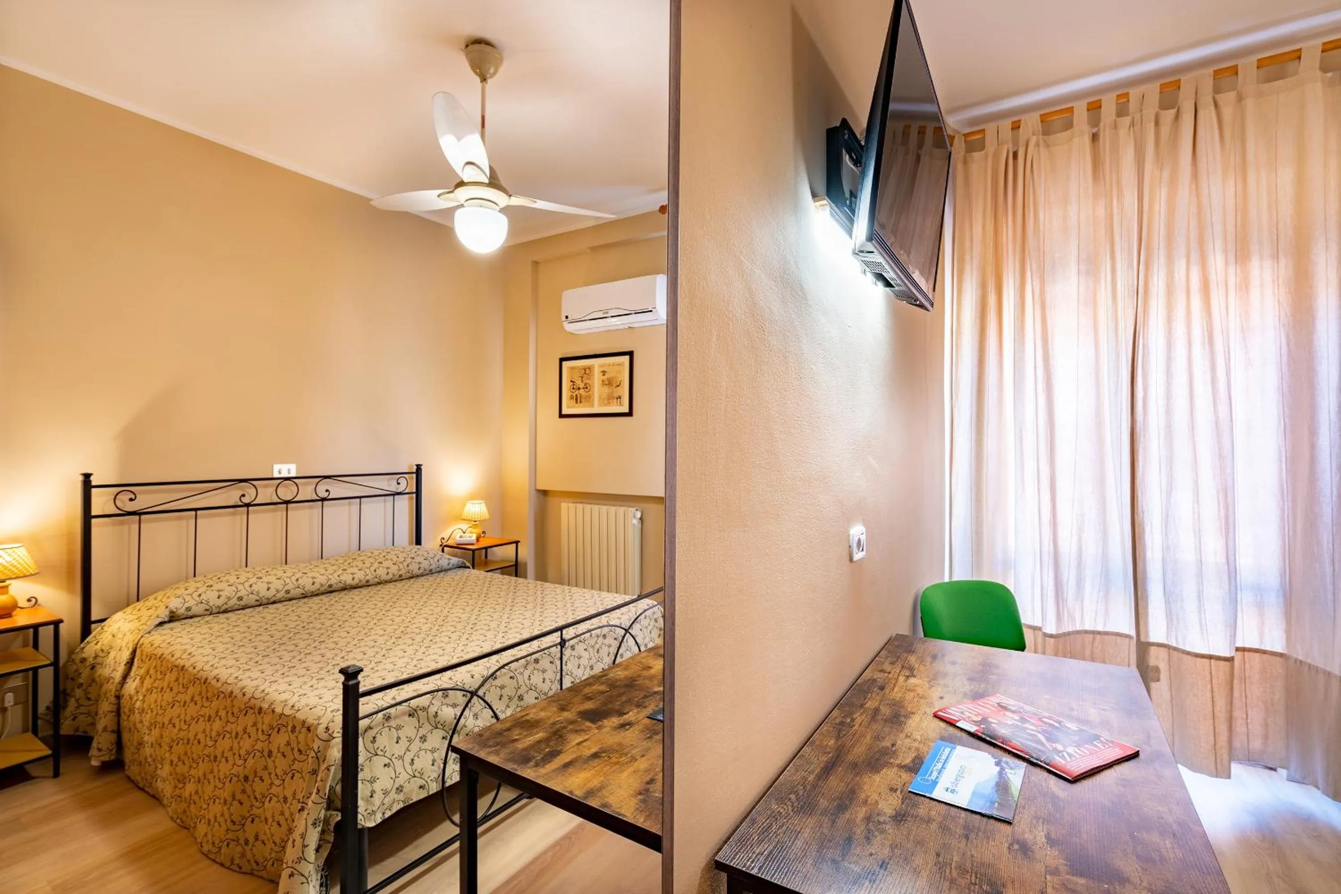 Bedroom, Bed in Hotel Trasimeno