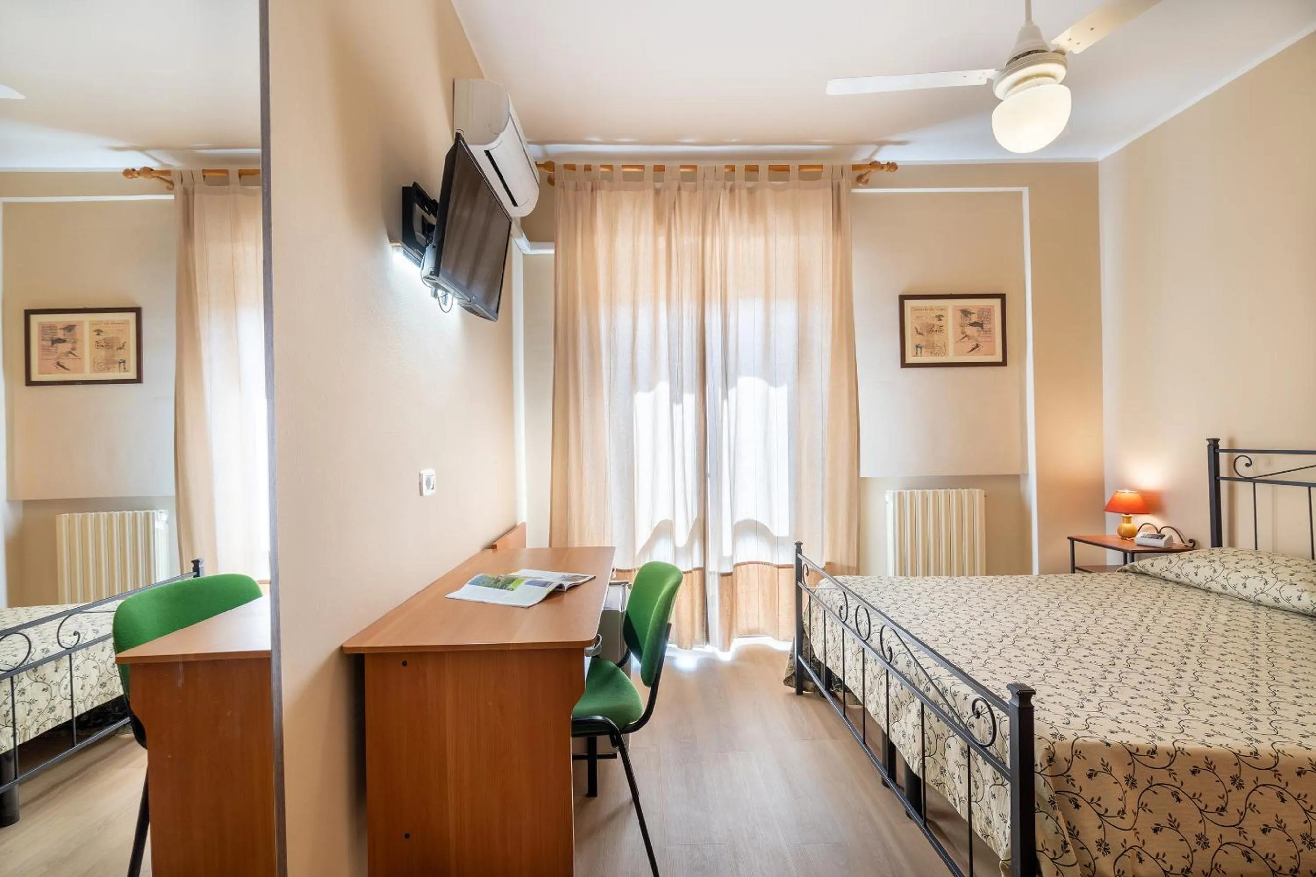 Bedroom, Bed in Hotel Trasimeno