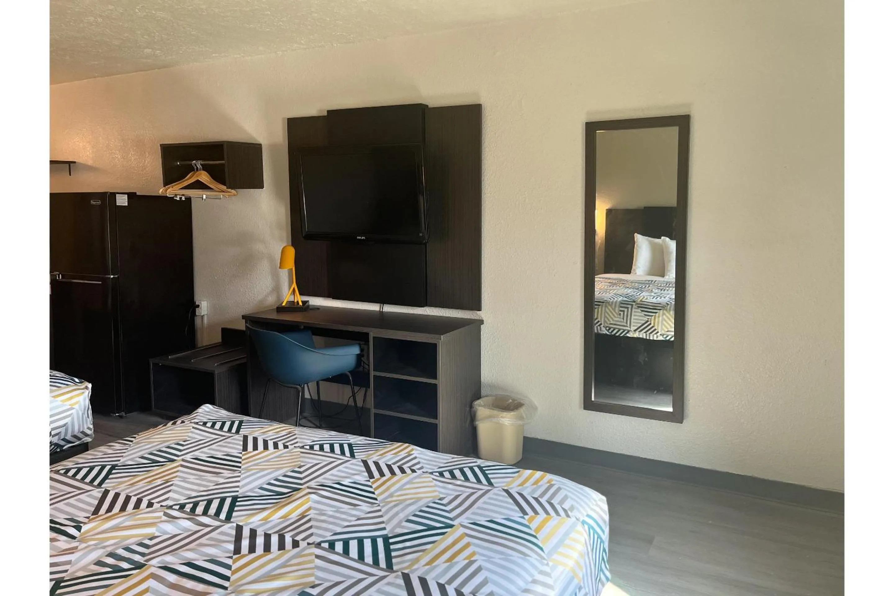 Bed in Studio 6 Lake Jackson, TX