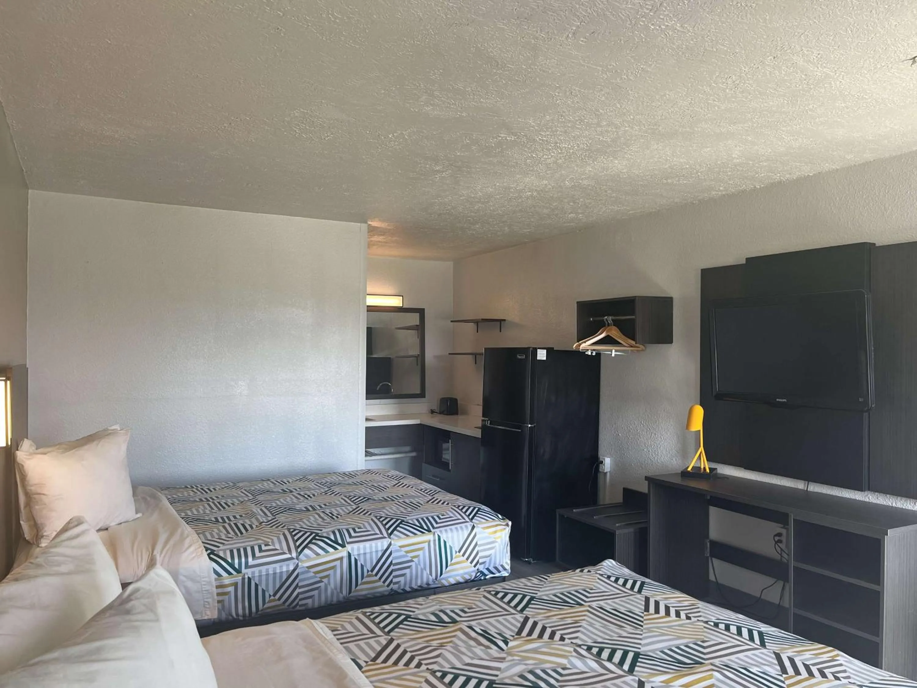 Photo of the whole room, Bed in Super 8 by Wyndham Lake Jackson/Clute