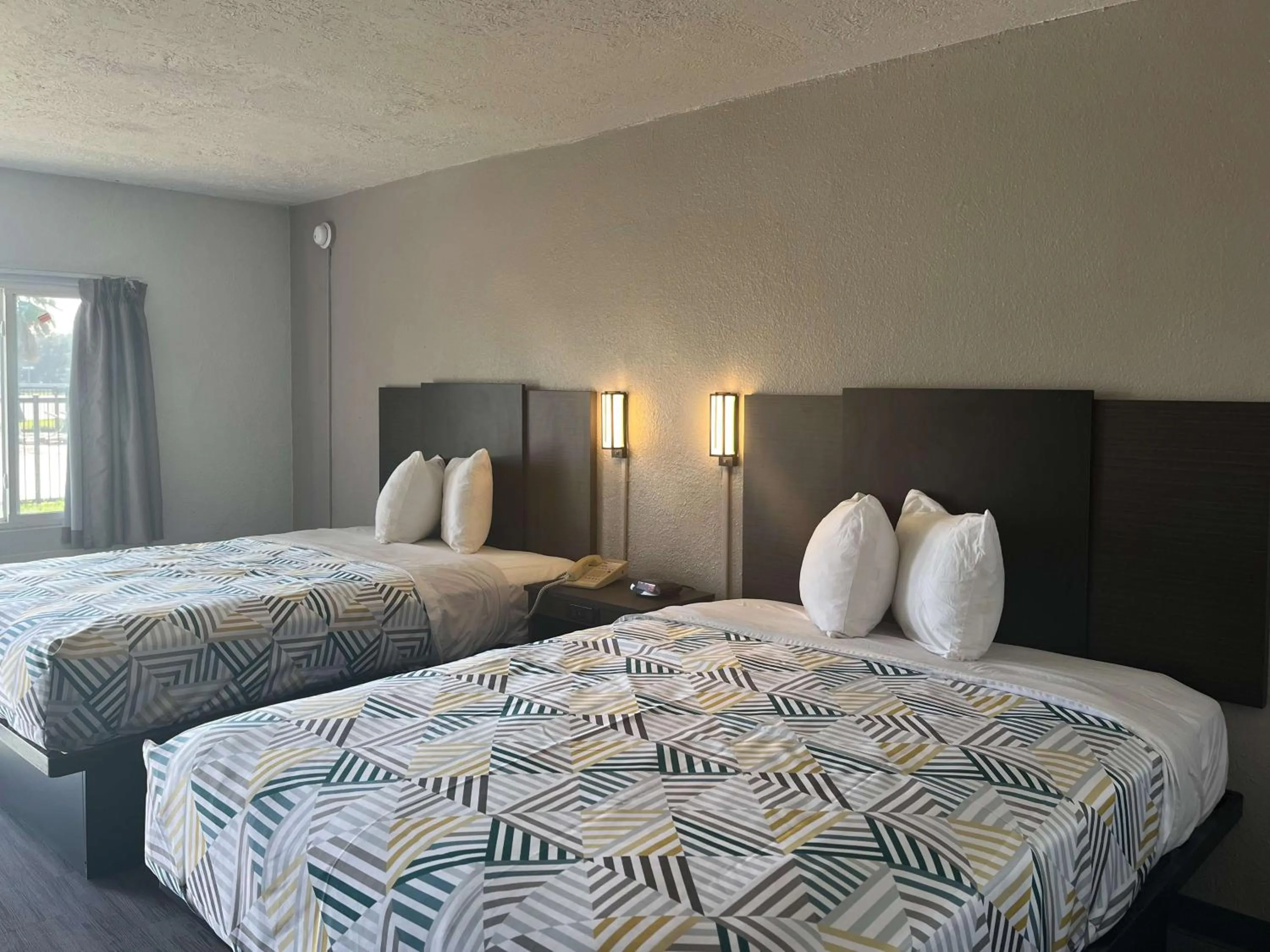 Photo of the whole room, Bed in Super 8 by Wyndham Lake Jackson/Clute