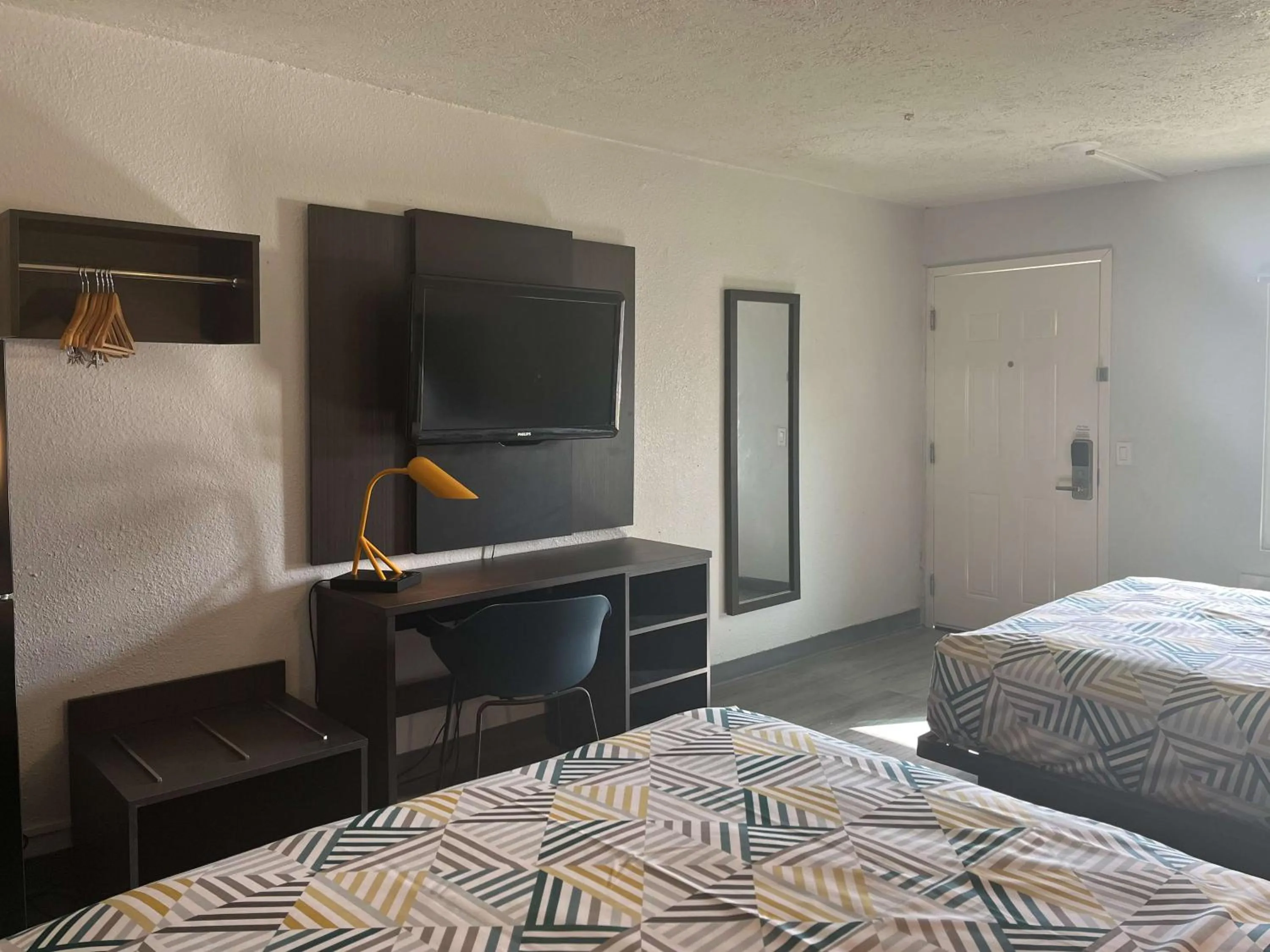 Photo of the whole room, Bed in Super 8 by Wyndham Lake Jackson/Clute