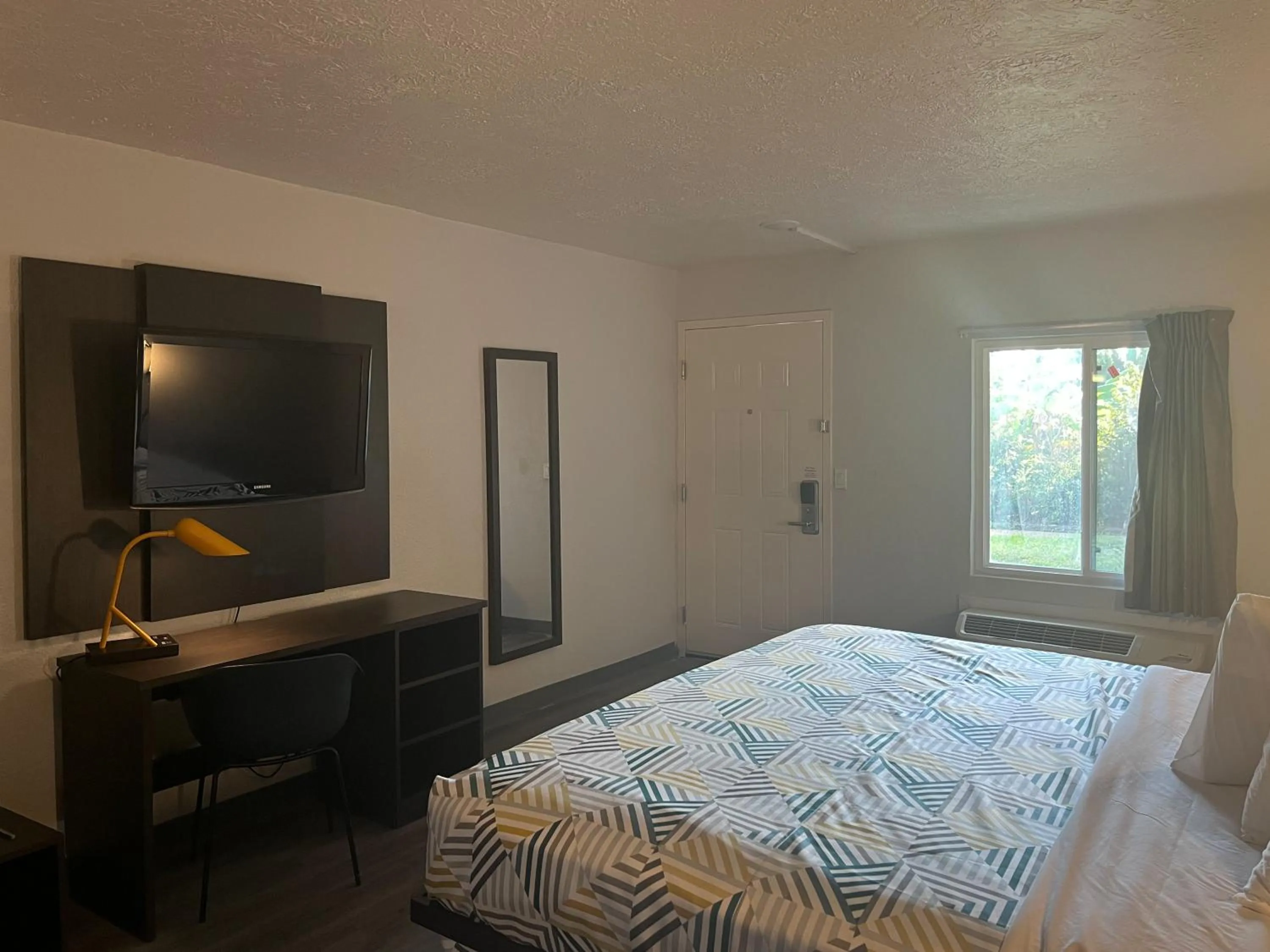 Bedroom, Bed in Studio 6 Lake Jackson, TX