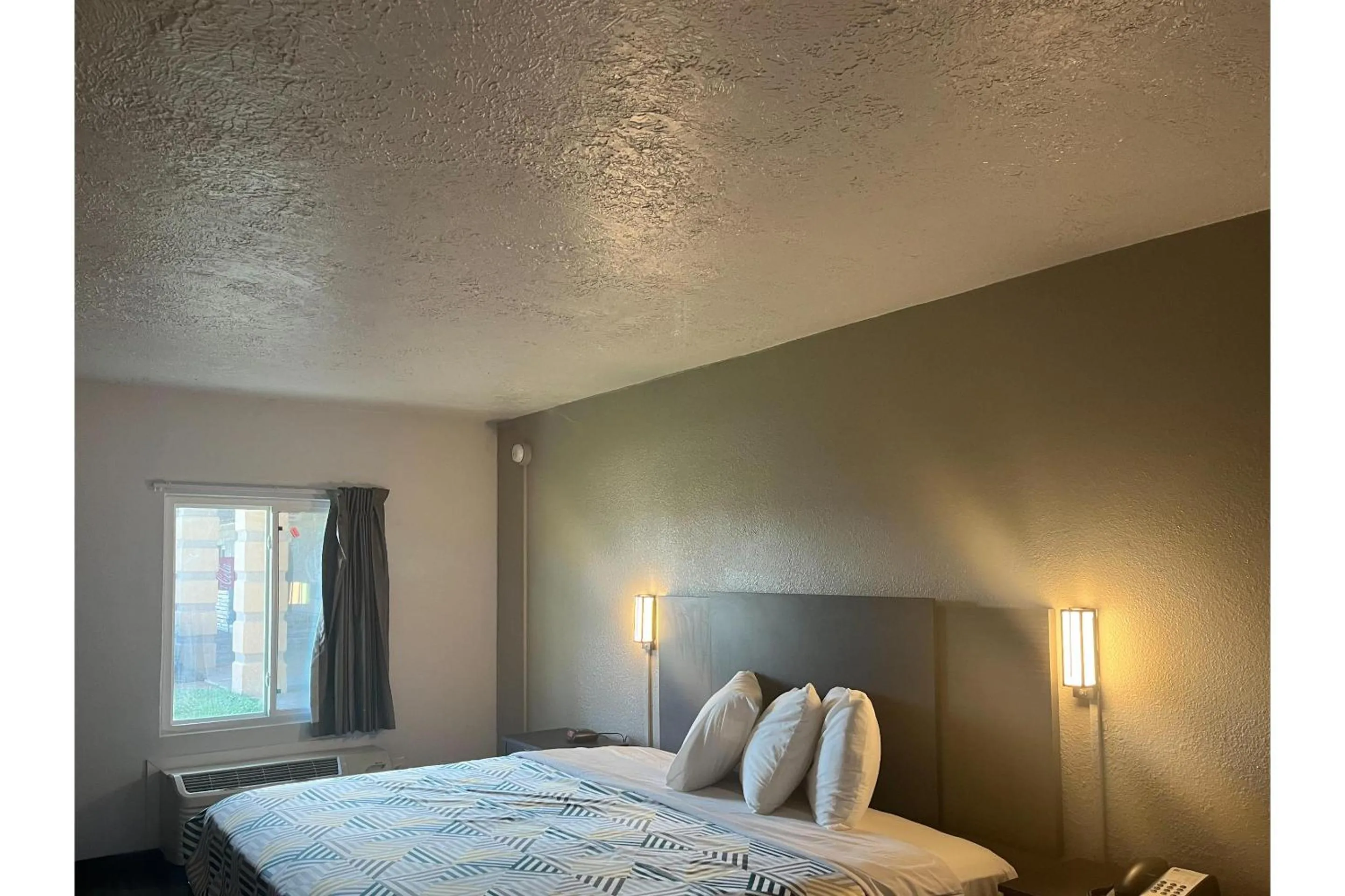 Bed in Studio 6 Lake Jackson, TX