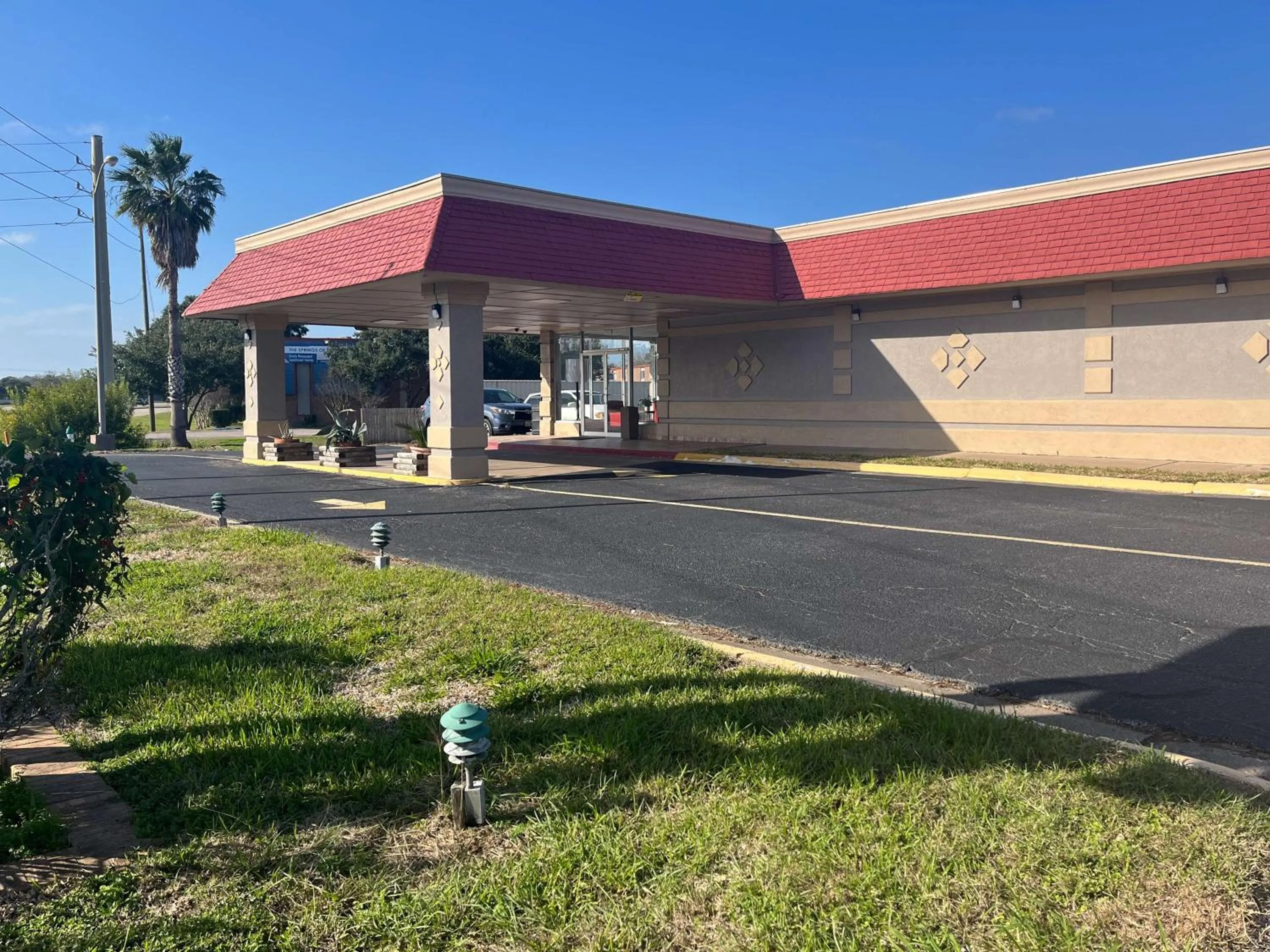 Property Building in Super 8 by Wyndham Lake Jackson/Clute
