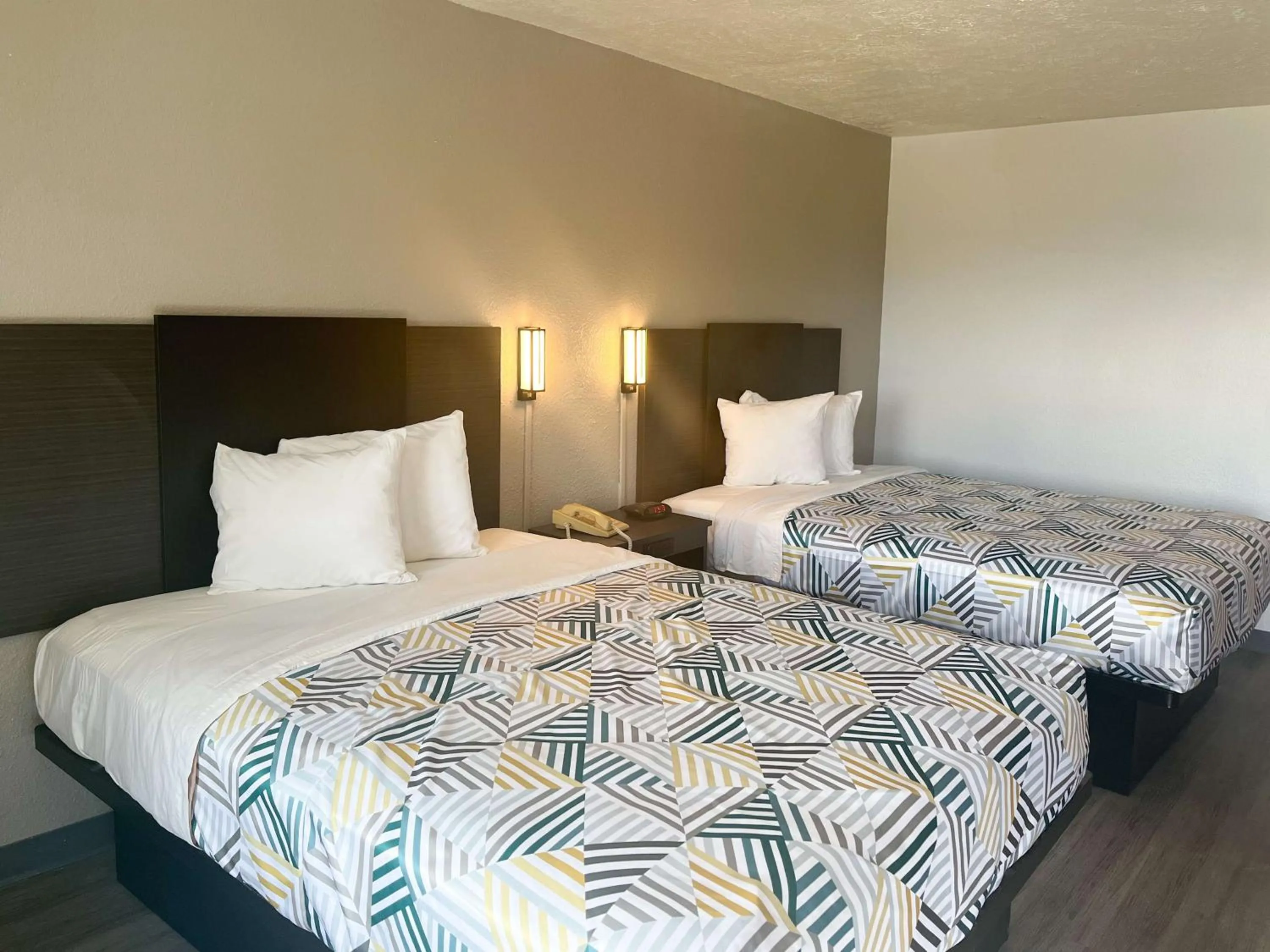 Photo of the whole room, Bed in Super 8 by Wyndham Lake Jackson/Clute