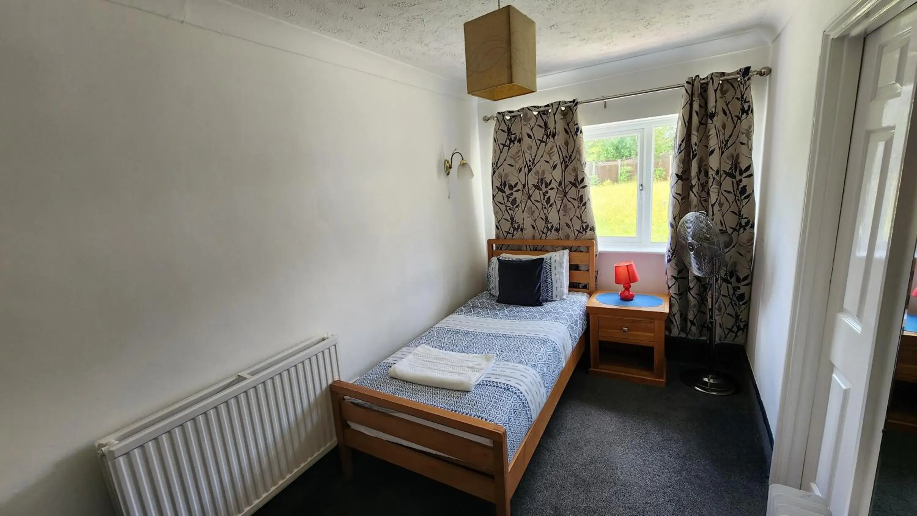 Single Room with Private Bathroom - single occupancy in Gatwick Castle B&B Single Room with Private Bathroom - single occupancy in Gatwick Castle B&B