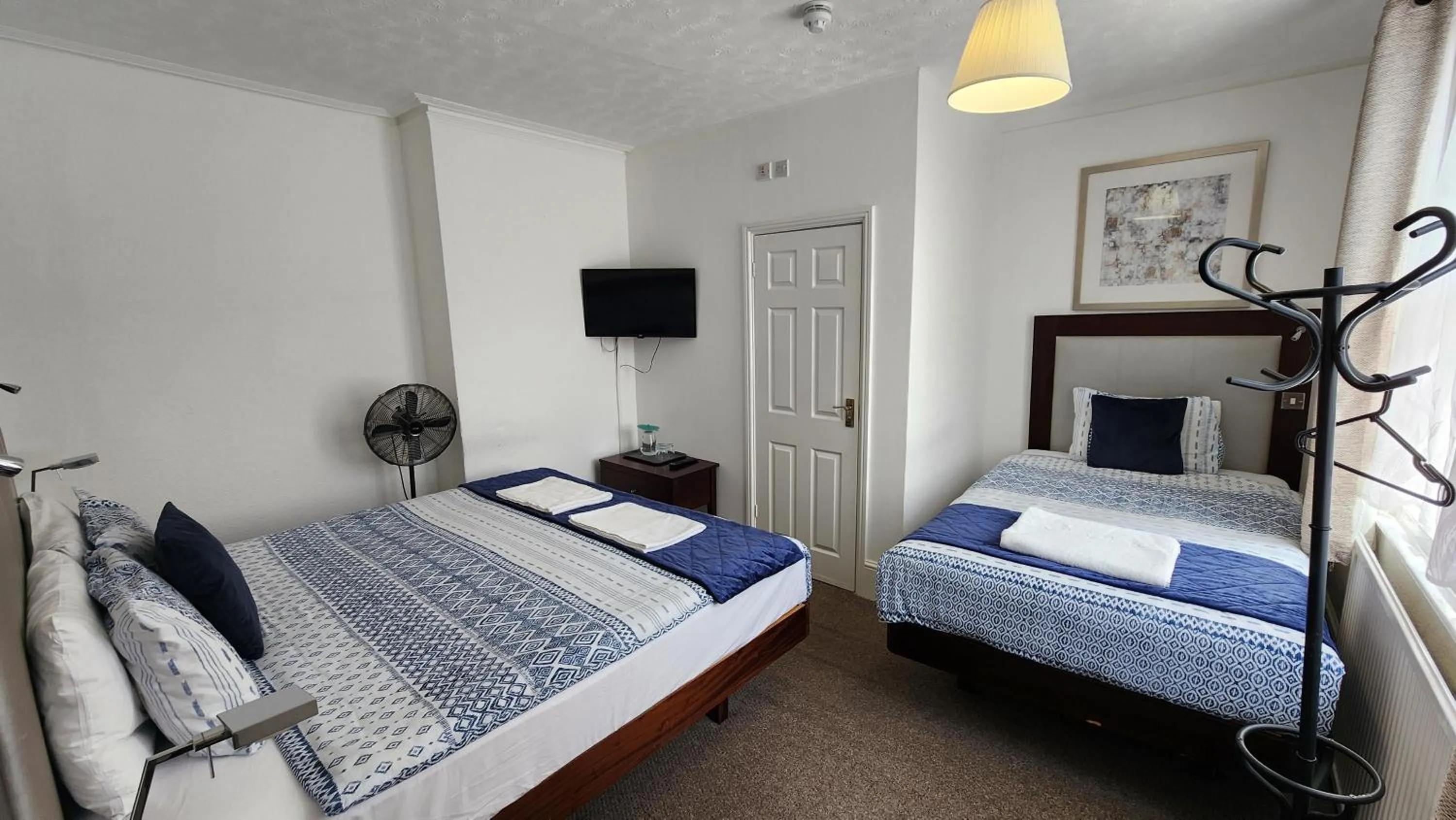 Bedroom, Bed in Gatwick Castle B&B