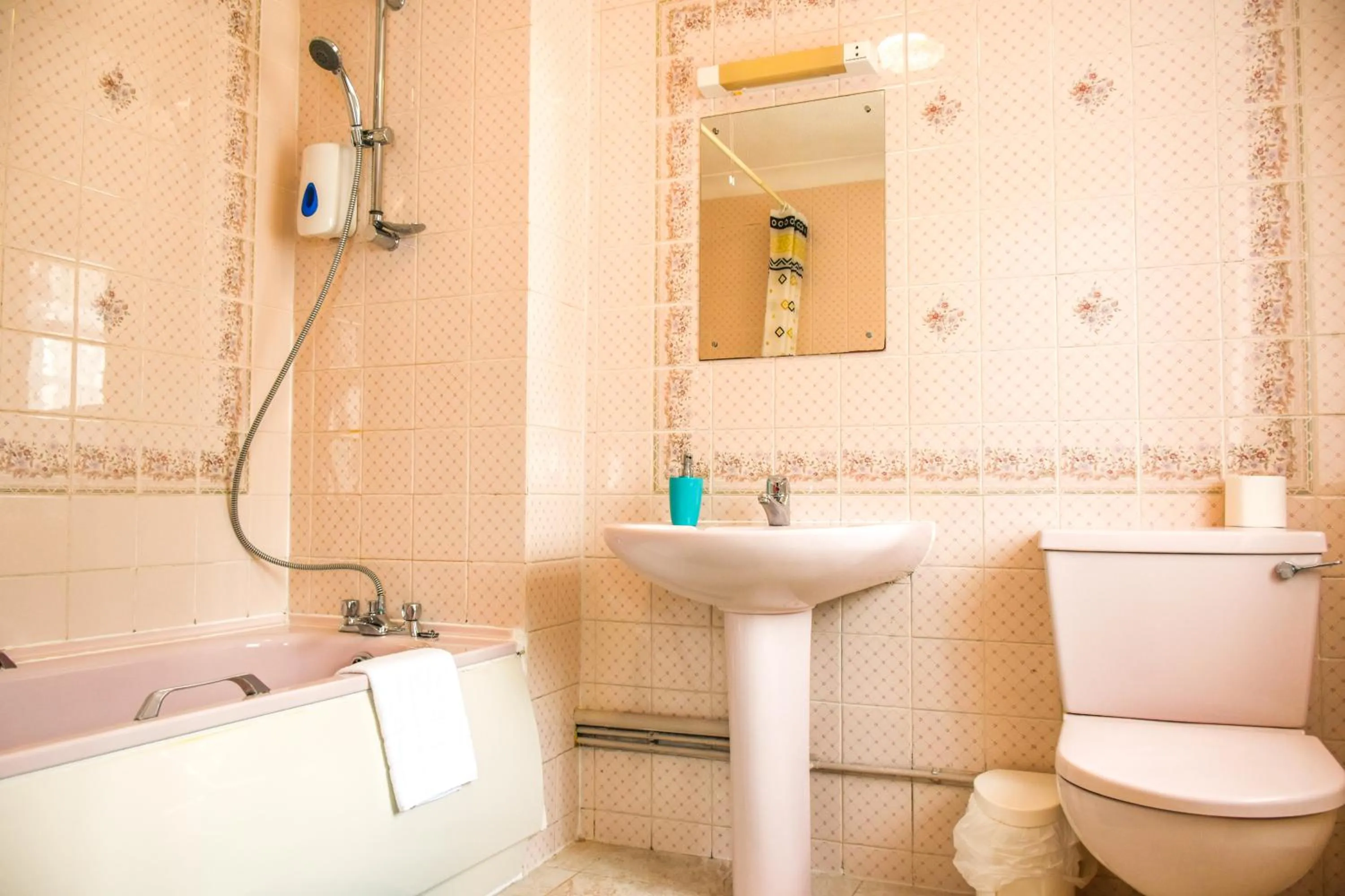 Bathroom in Gatwick Castle B&B