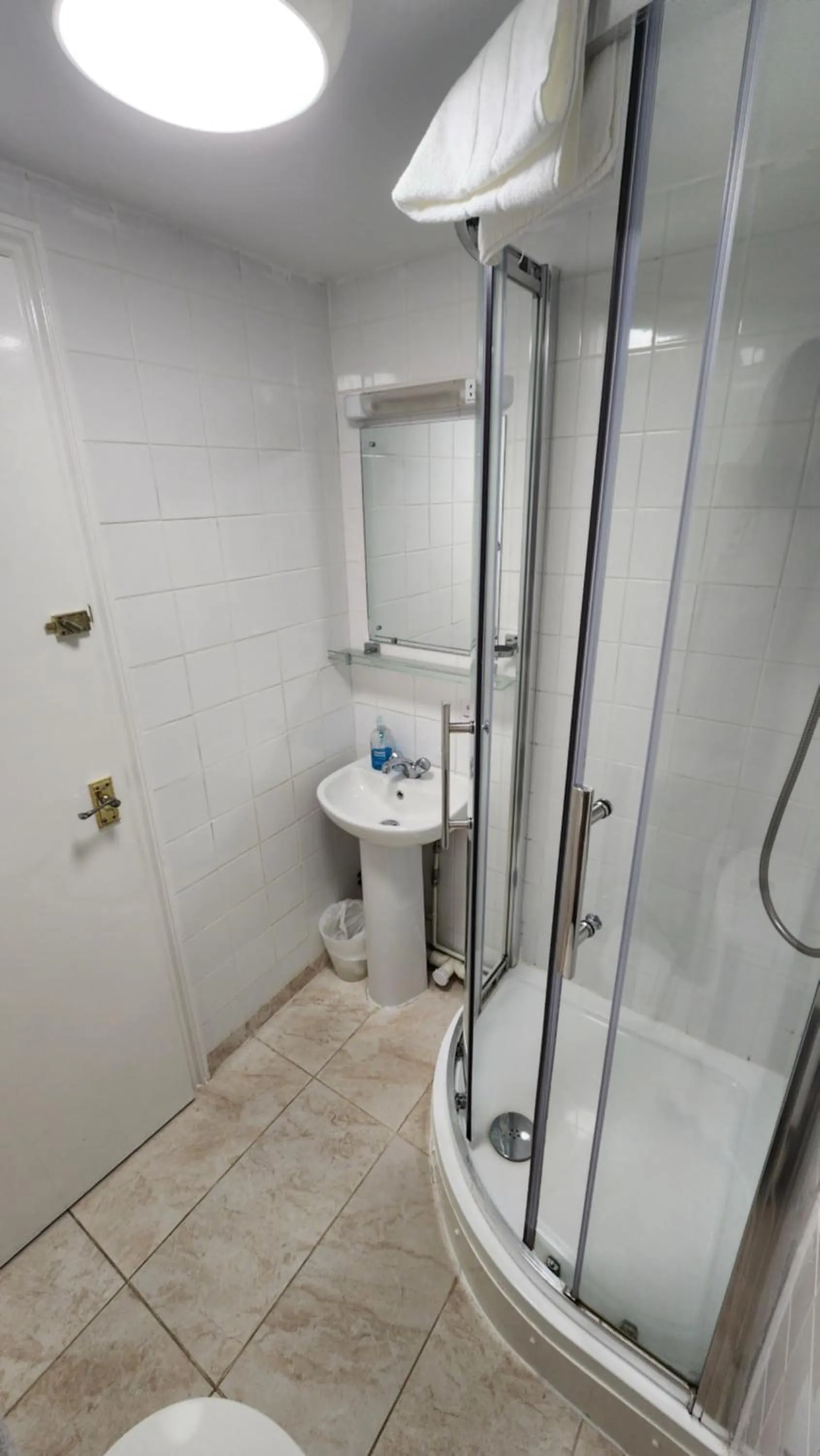 Shower in Gatwick Castle B&B