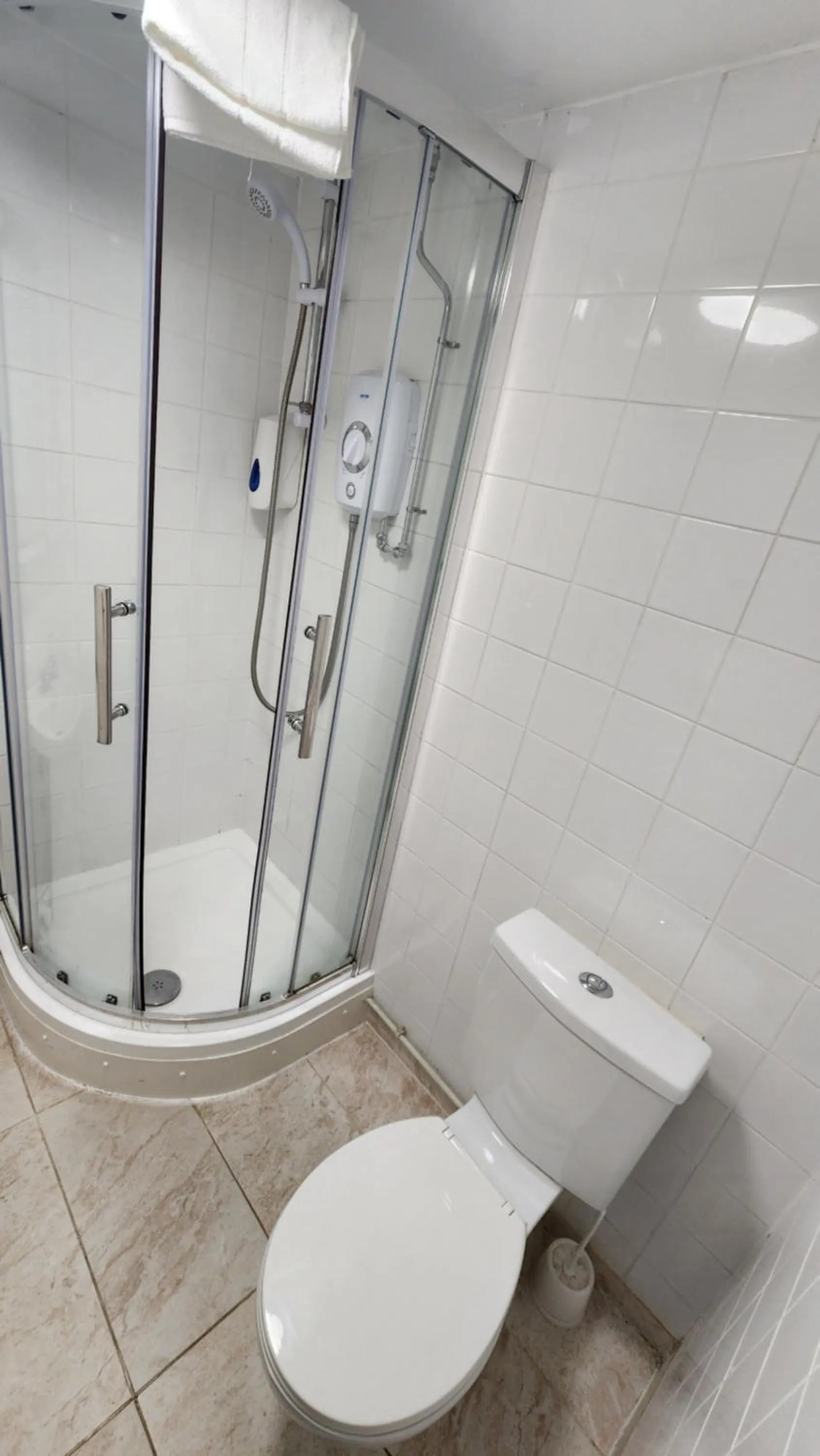 Shower in Gatwick Castle B&B