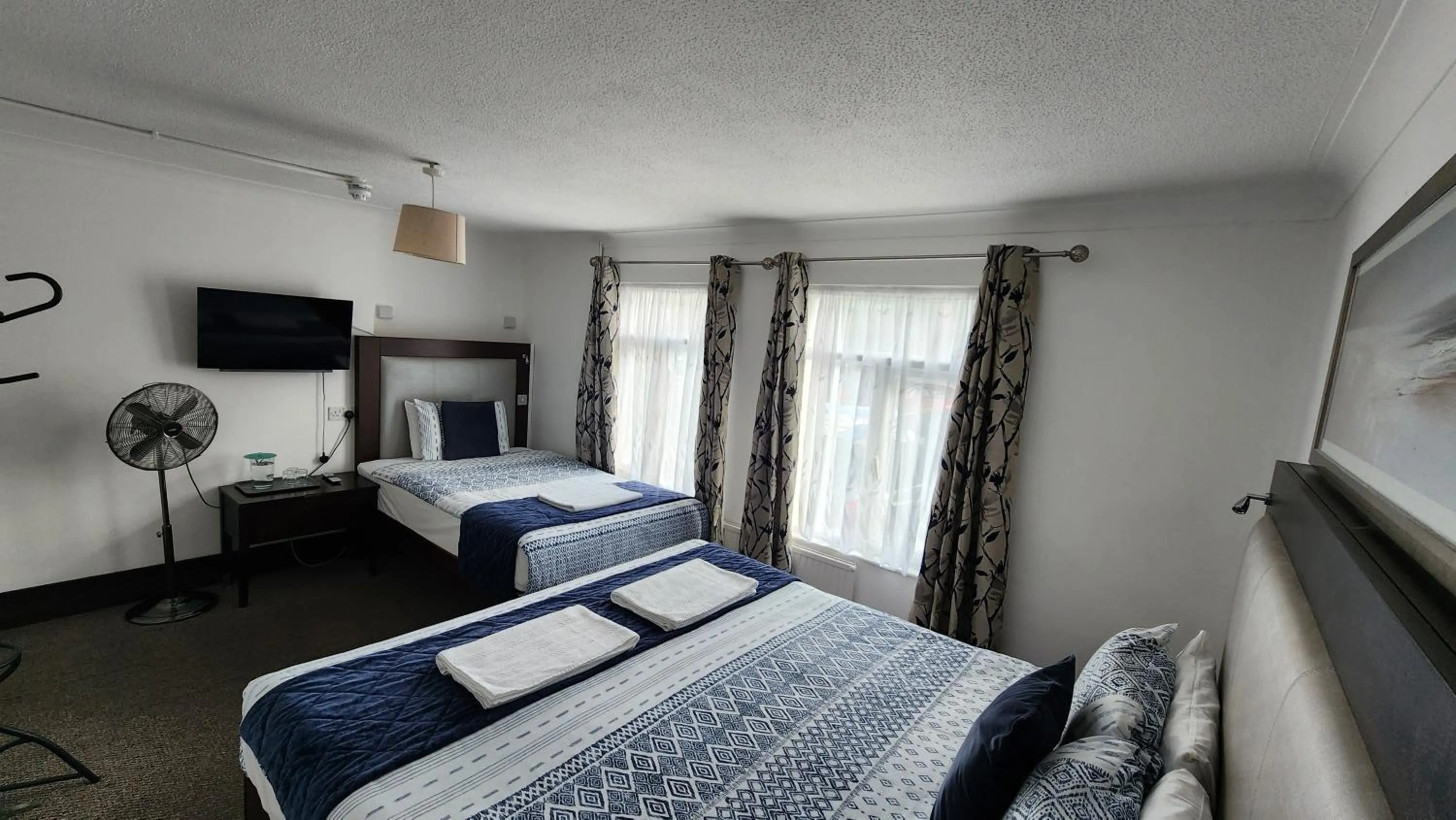 Bedroom, Bed in Gatwick Castle B&B