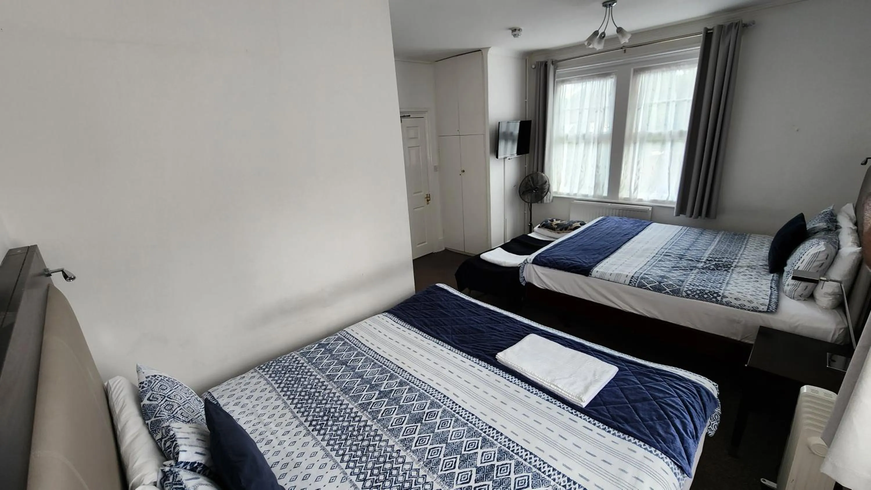 Bedroom, Bed in Gatwick Castle B&B