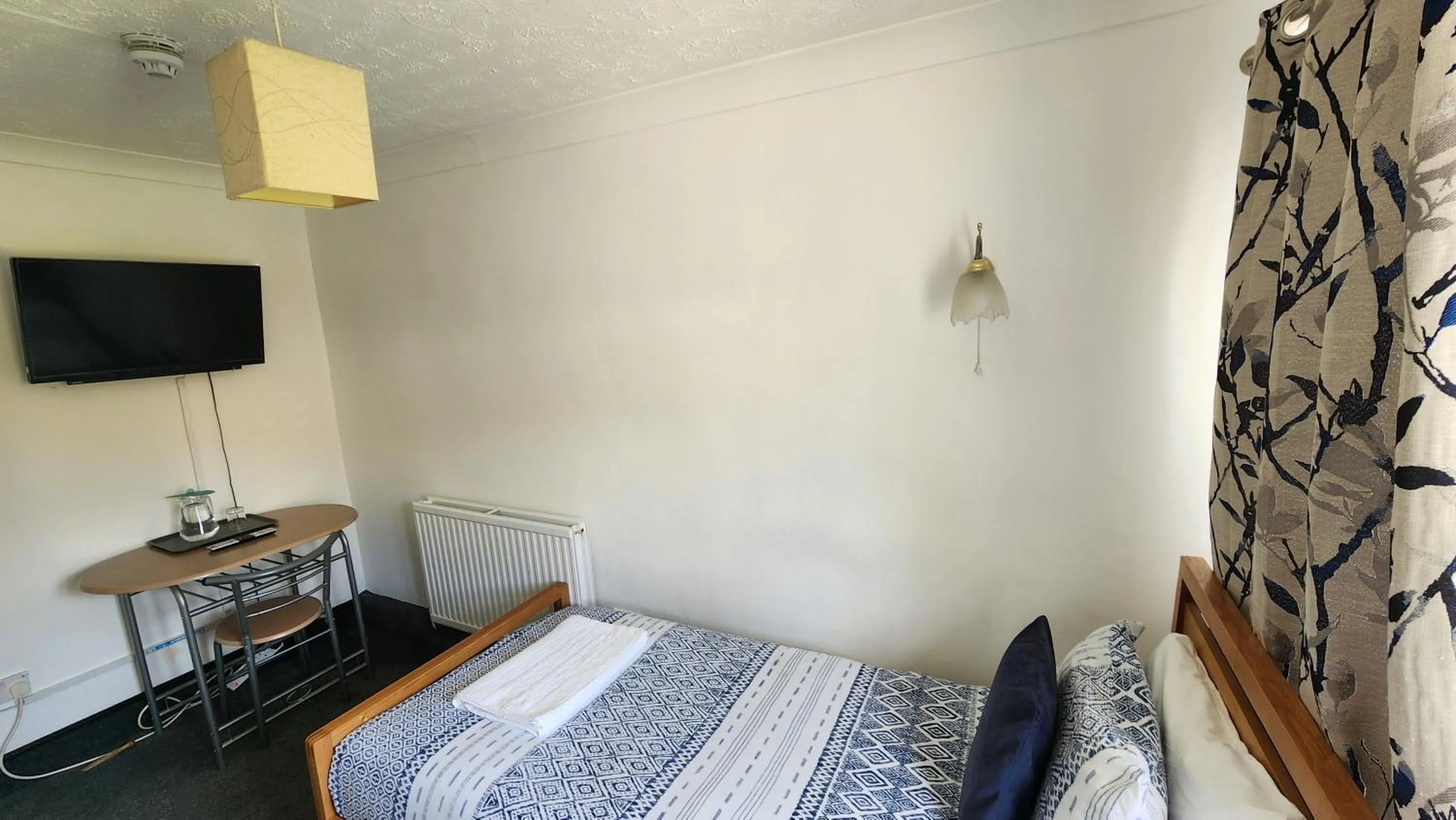 Bedroom, Bed in Gatwick Castle B&B